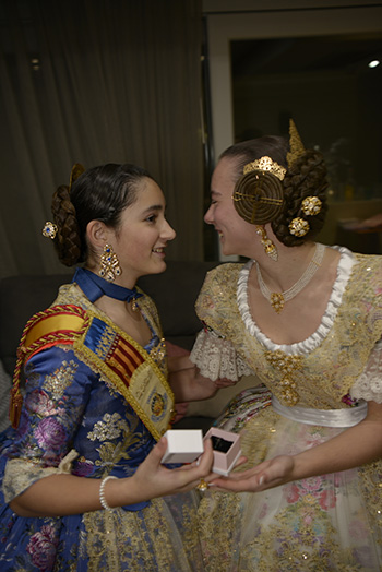 Se entregan editadas y  en impresion en papel tamaño 15x21