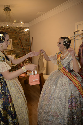 Se entregan editadas y  en impresion en papel tamaño 15x21