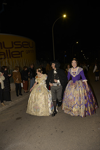 Se entregan editadas y  en impresion en papel tamaño 15x21