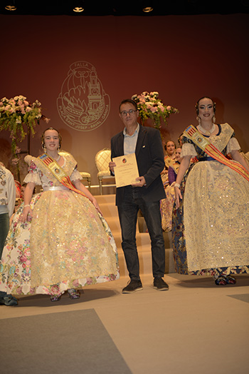 Se entregan editadas y  en impresion en papel tamaño 15x21