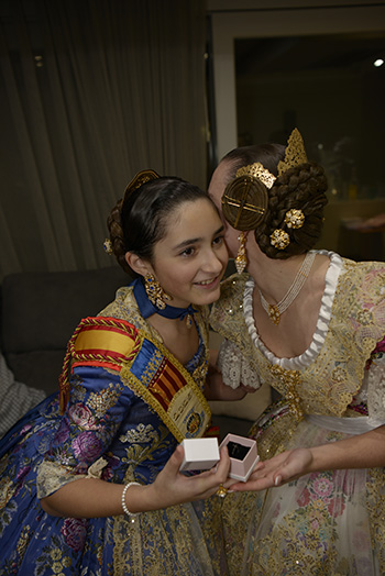 Se entregan editadas y  en impresion en papel tamaño 15x21