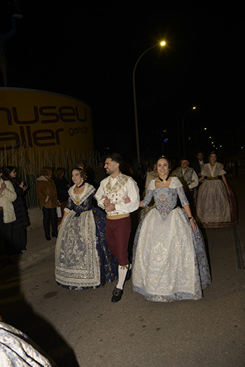 Se entregan editadas y  en impresion en papel tamaño 15x21