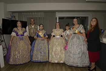 Se entregan editadas y  en impresion en papel tamaño 15x21