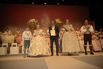 Se entregan editadas y  en impresion en papel tamaño 15x21