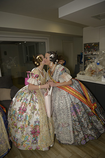 Se entregan editadas y  en impresion en papel tamaño 15x21