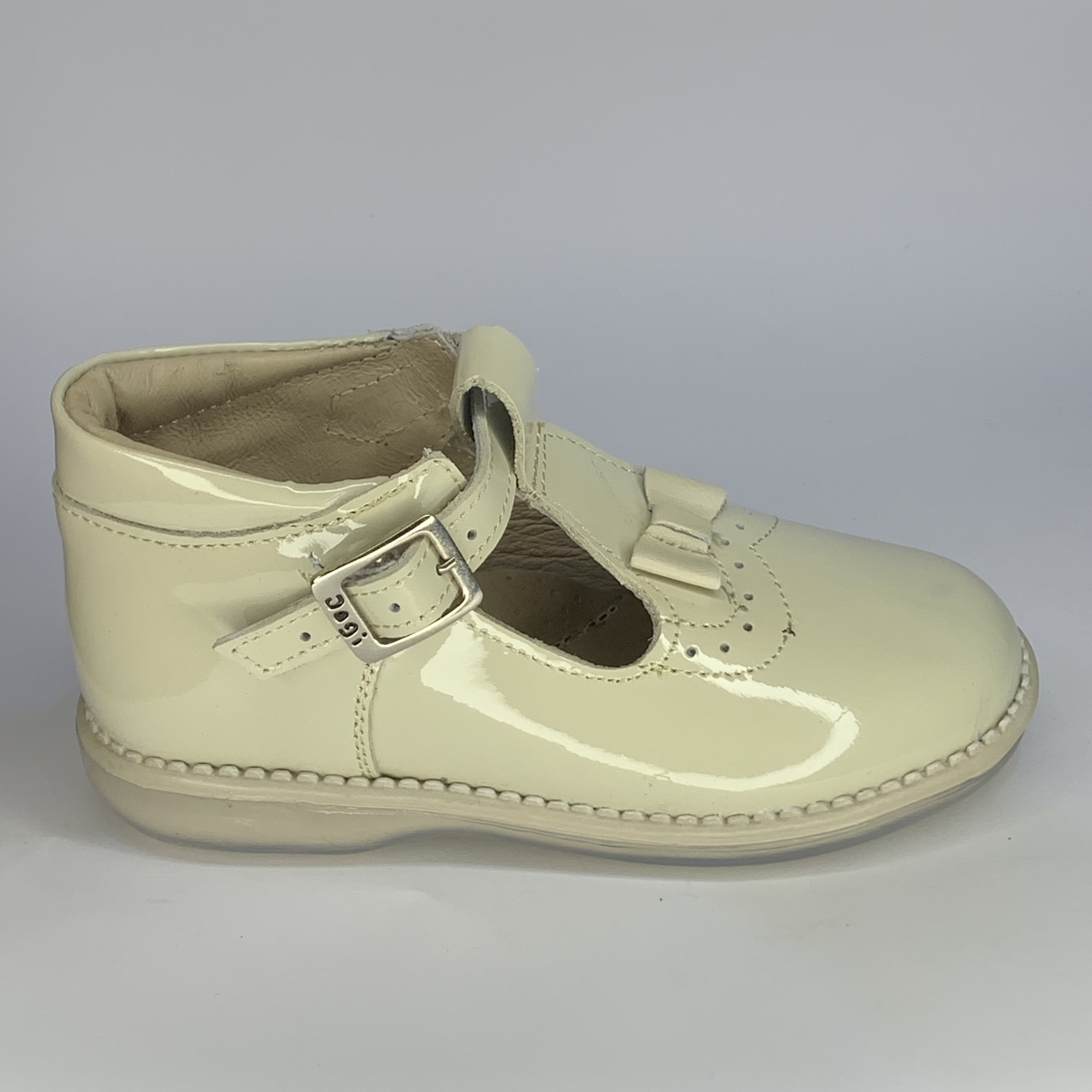 Zapatos de charol para niña