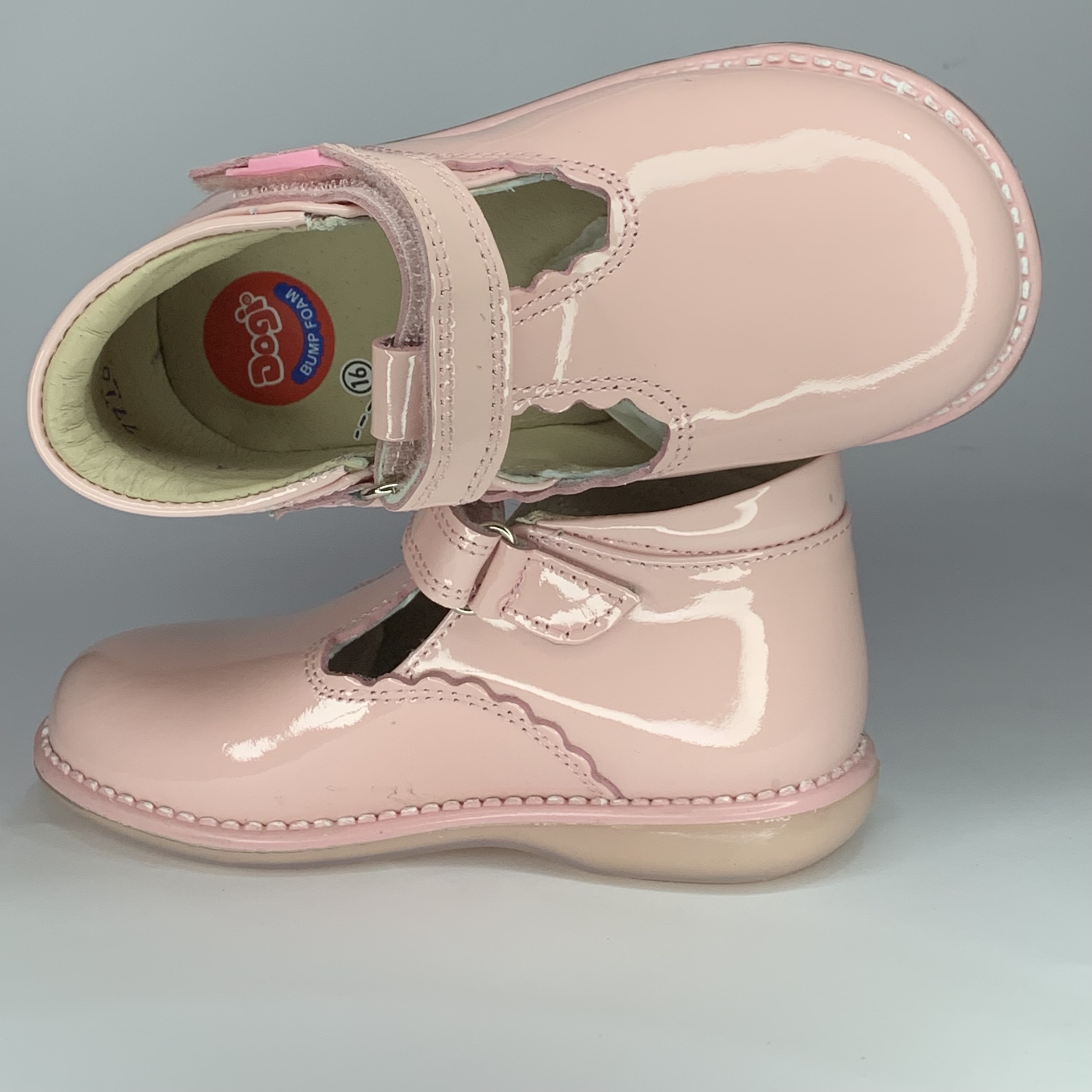 Zapatos rosas de charol DOGI