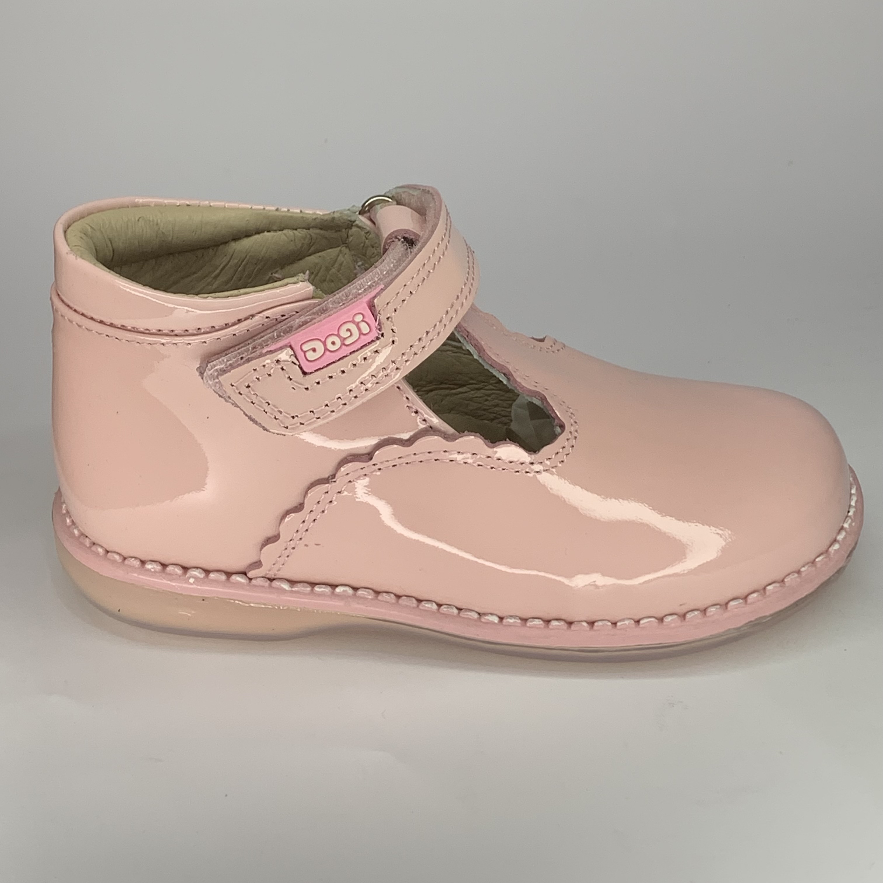 Zapatos rosas de charol DOGI