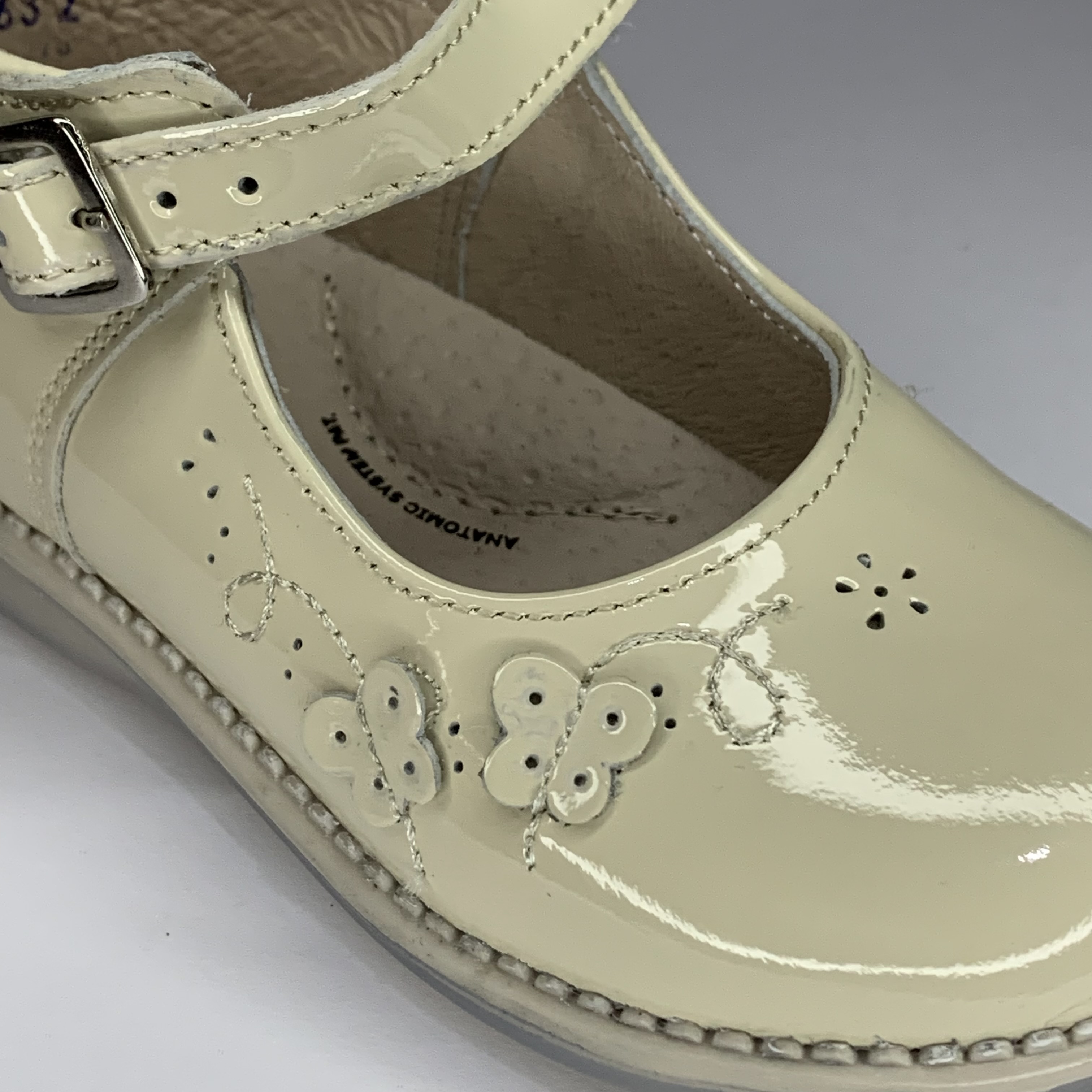 Zapato charol beige DOGI