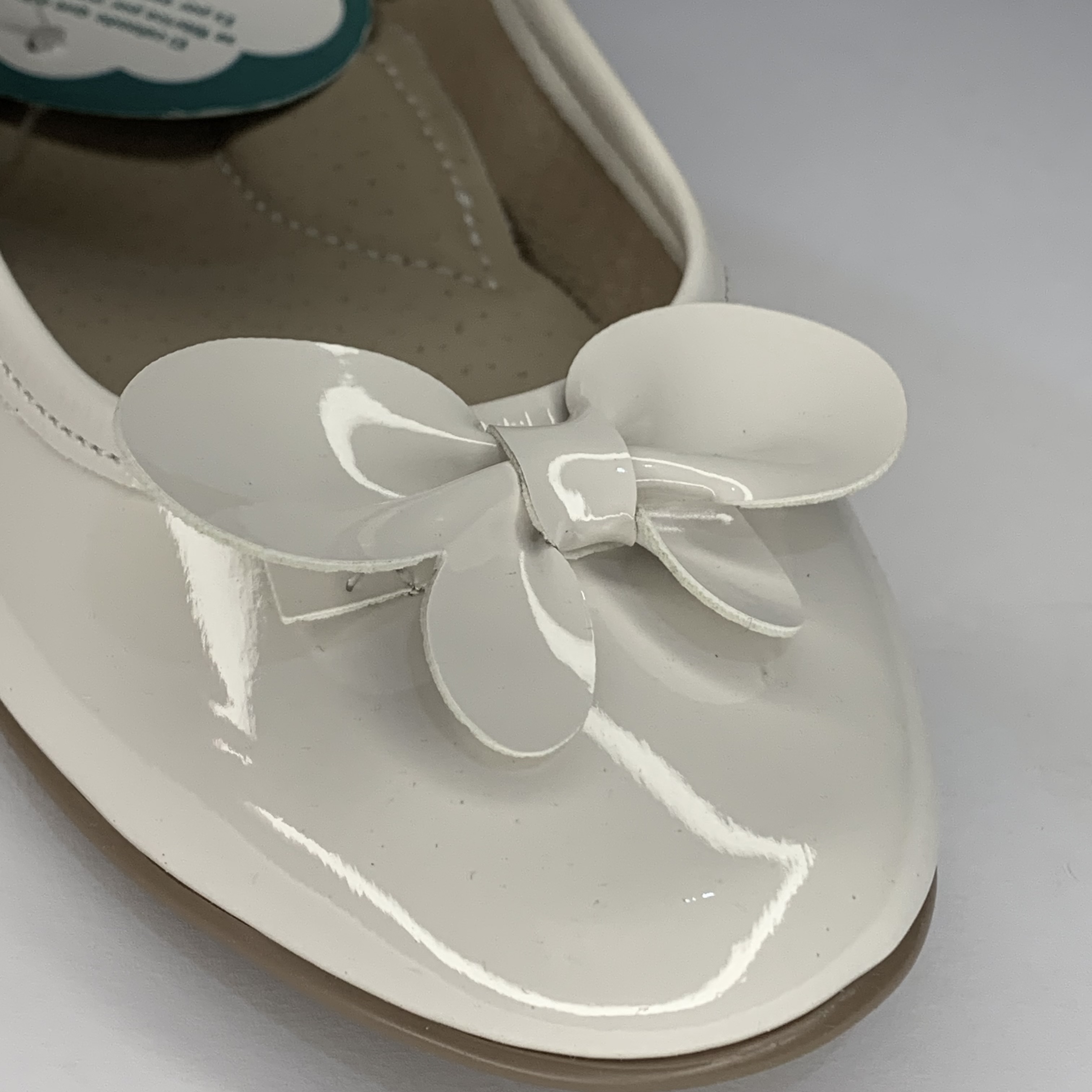 Zapatos de charol blanco para niña