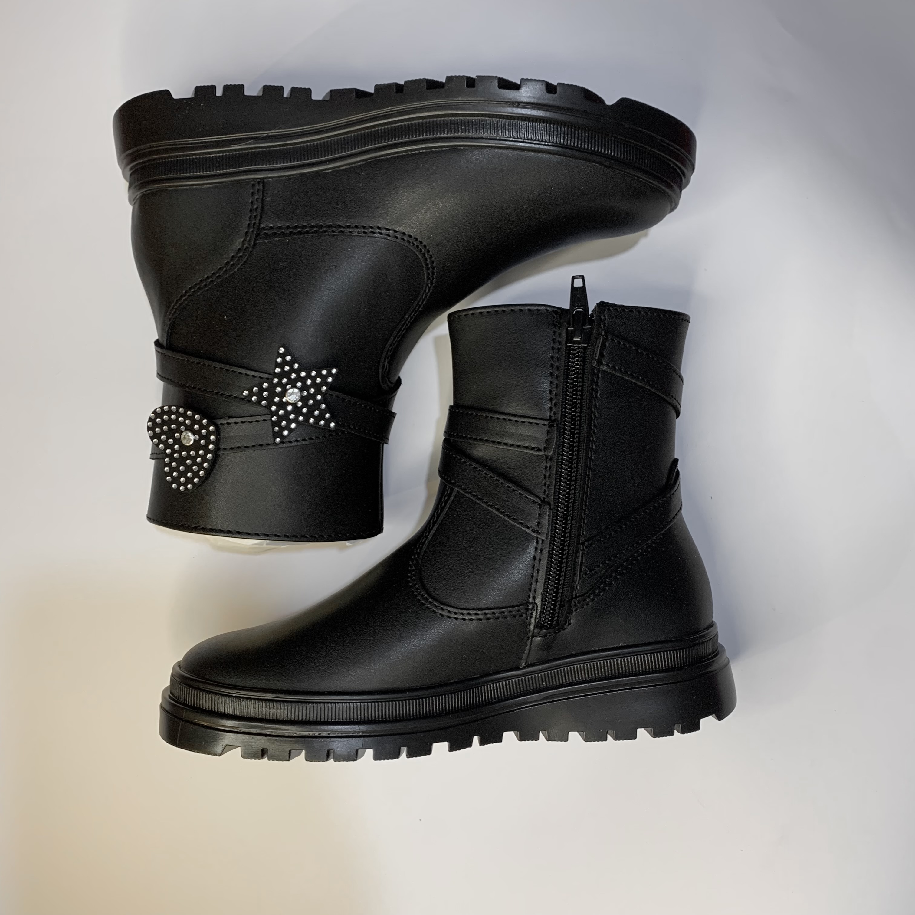 Bota negra de niña con estrellas Marca YUYIN