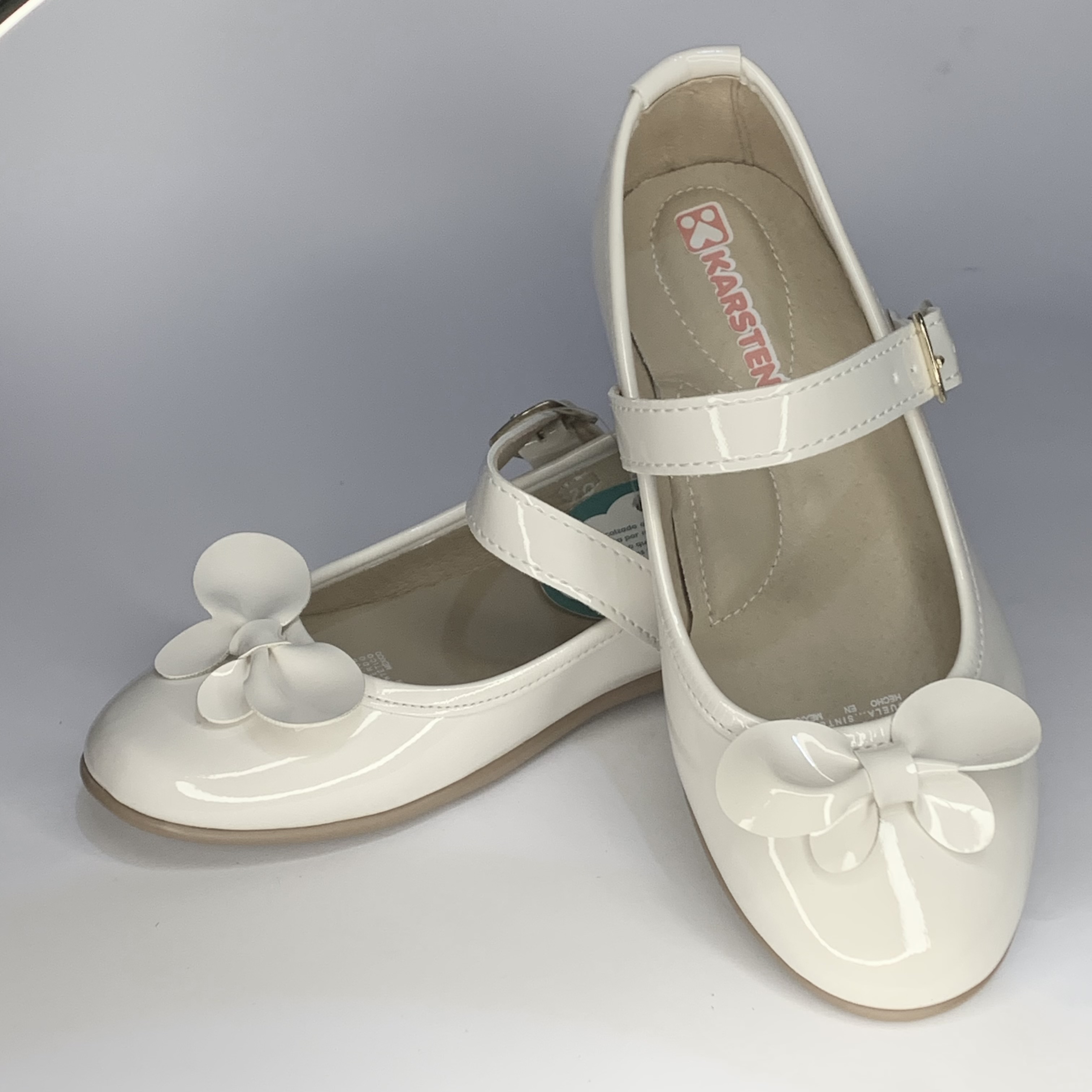 Zapatos de charol blanco para niña