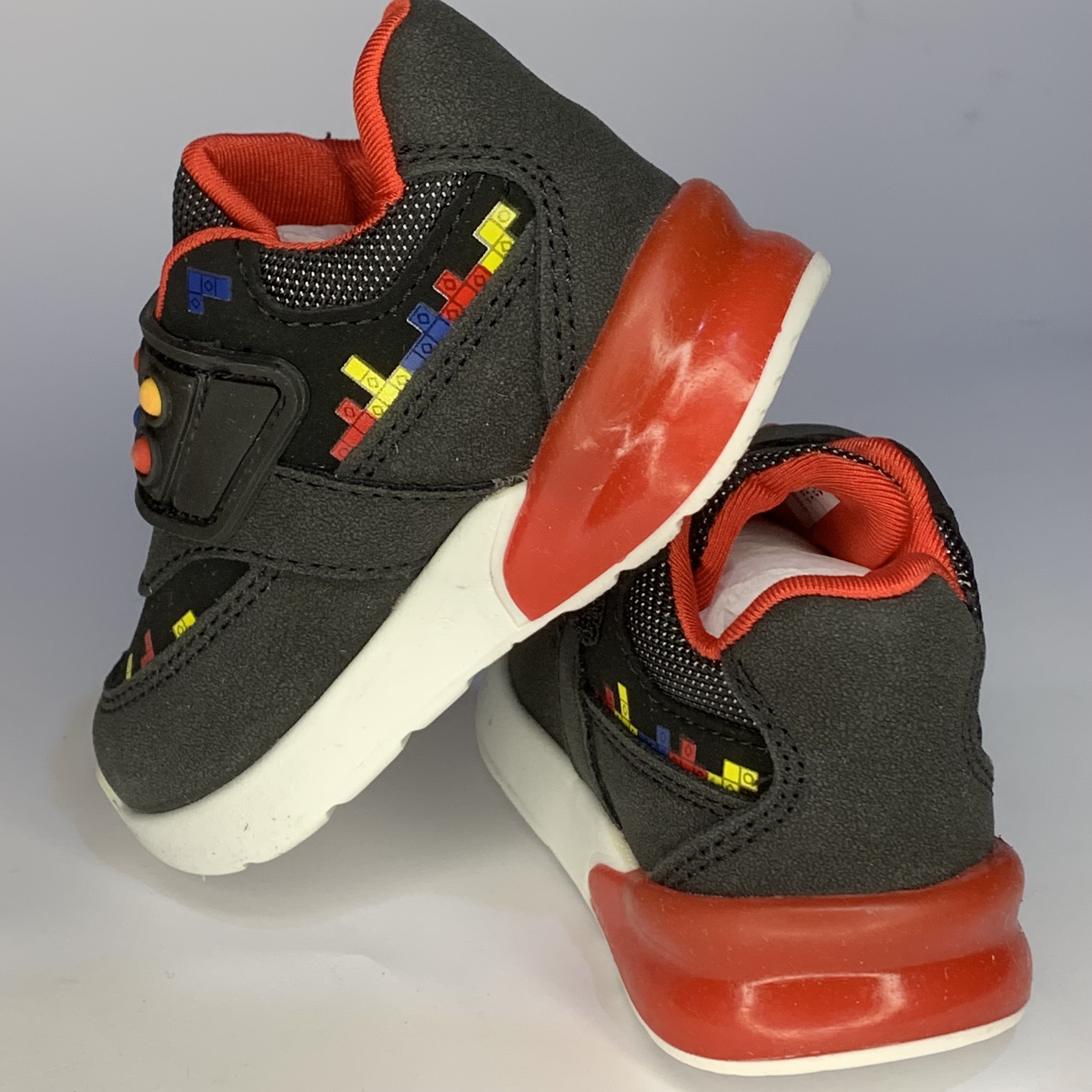 Tenis infantiles con diseño de bloques YUYIN