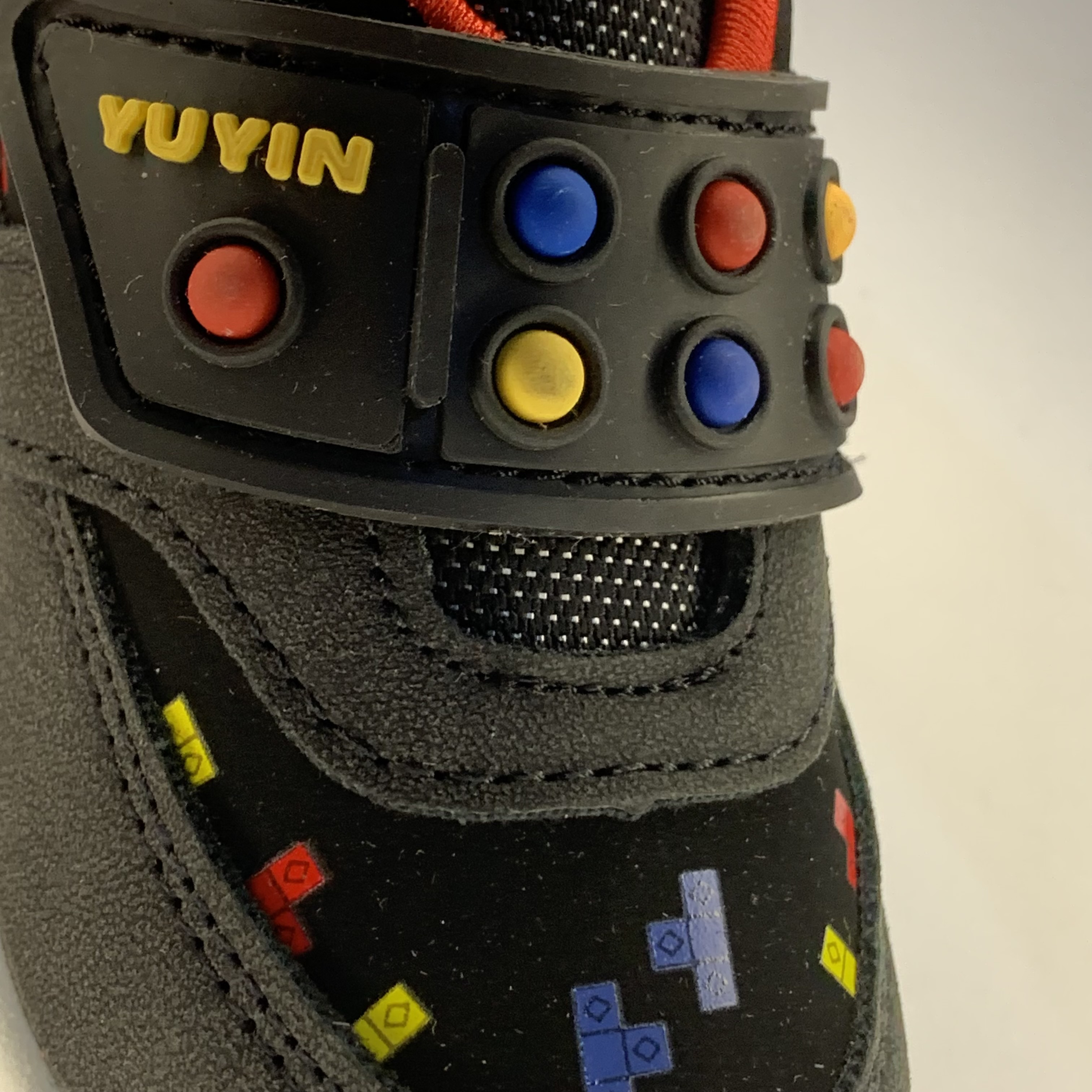 Tenis infantiles con diseño de bloques YUYIN