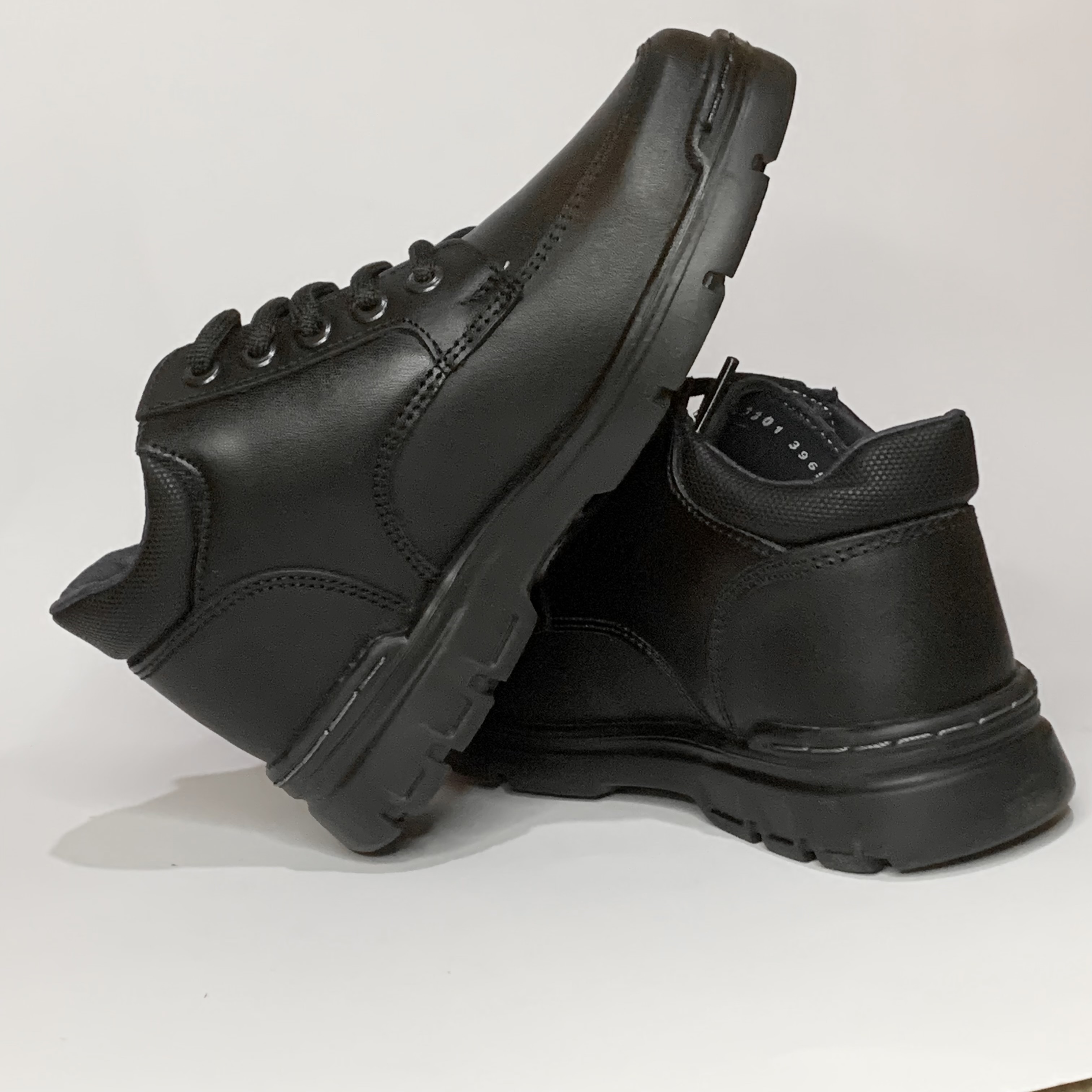 Bota escolar negra YUYIN