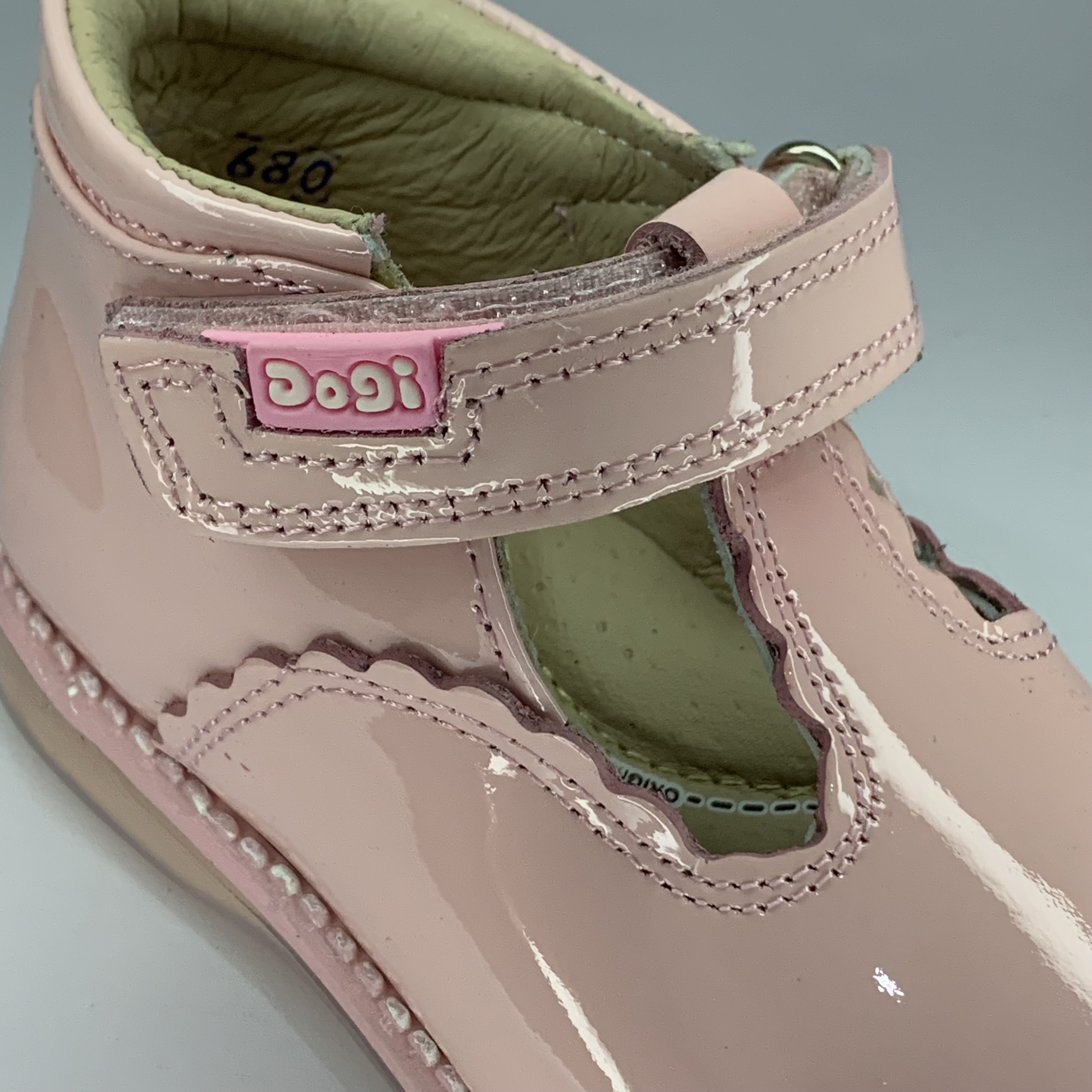 Zapatos rosas de charol DOGI