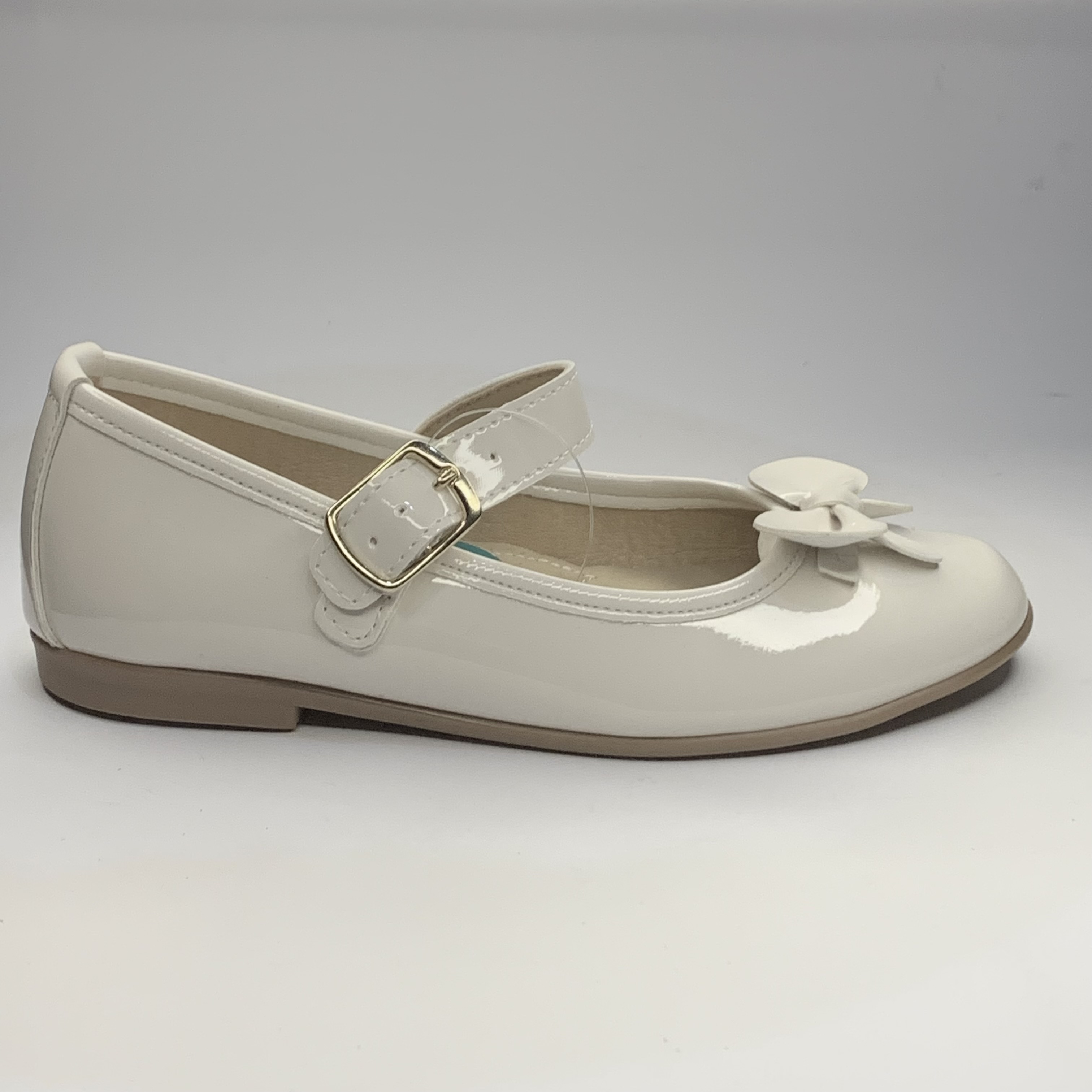 Zapatos de charol blanco para niña