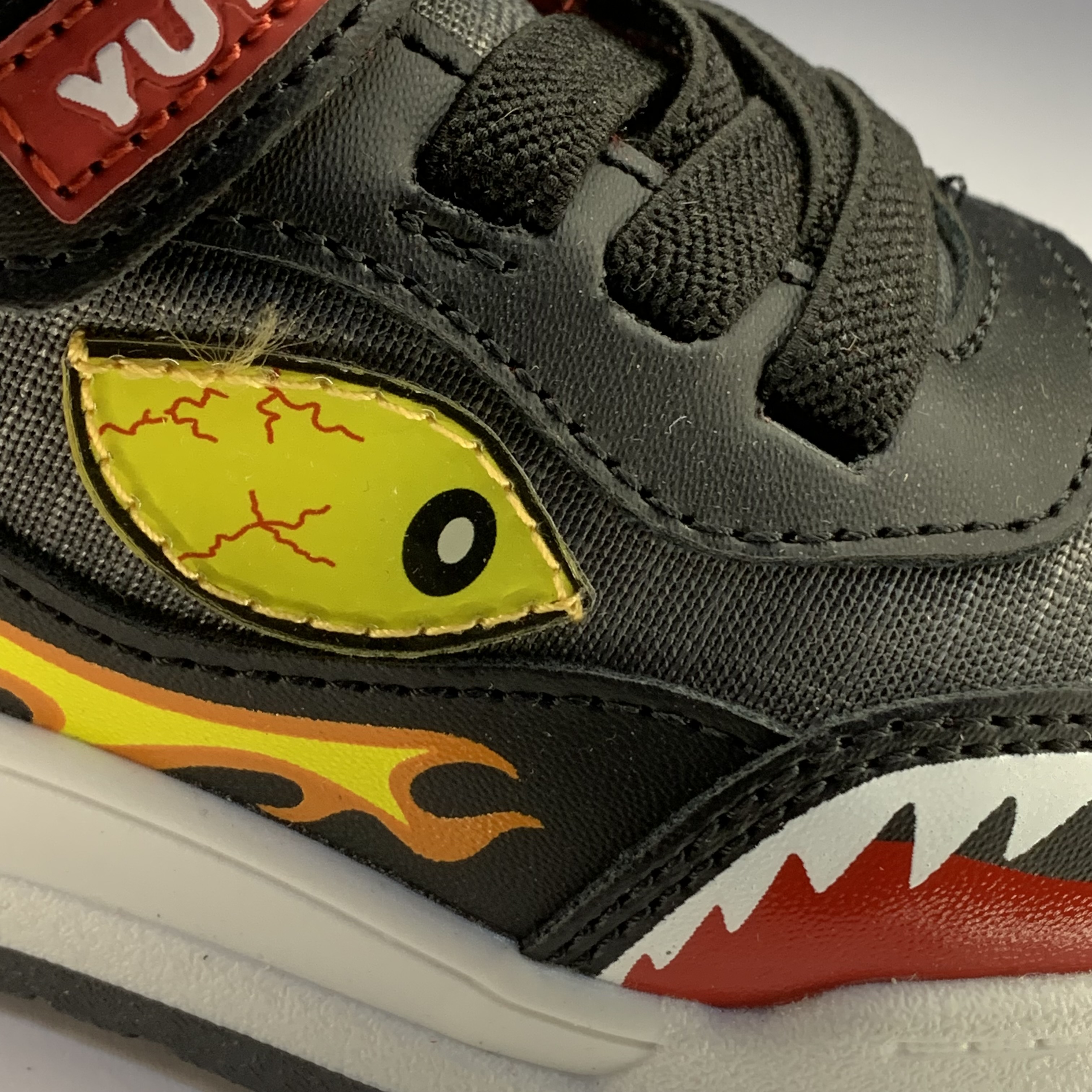 Tenis infantiles con diseño de tiburón YUYIN