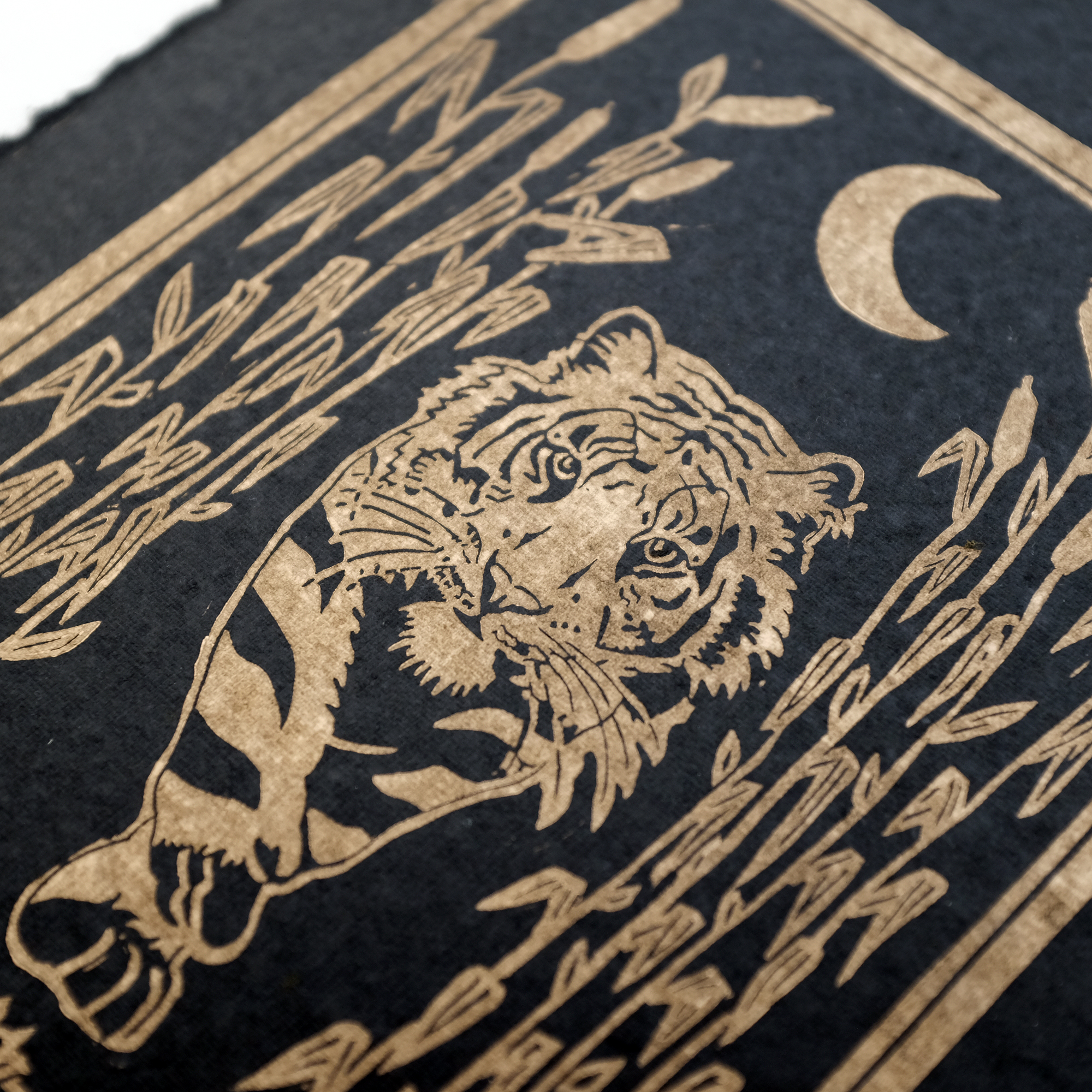 Linogravure Le tigre aux roseaux, doré & noir