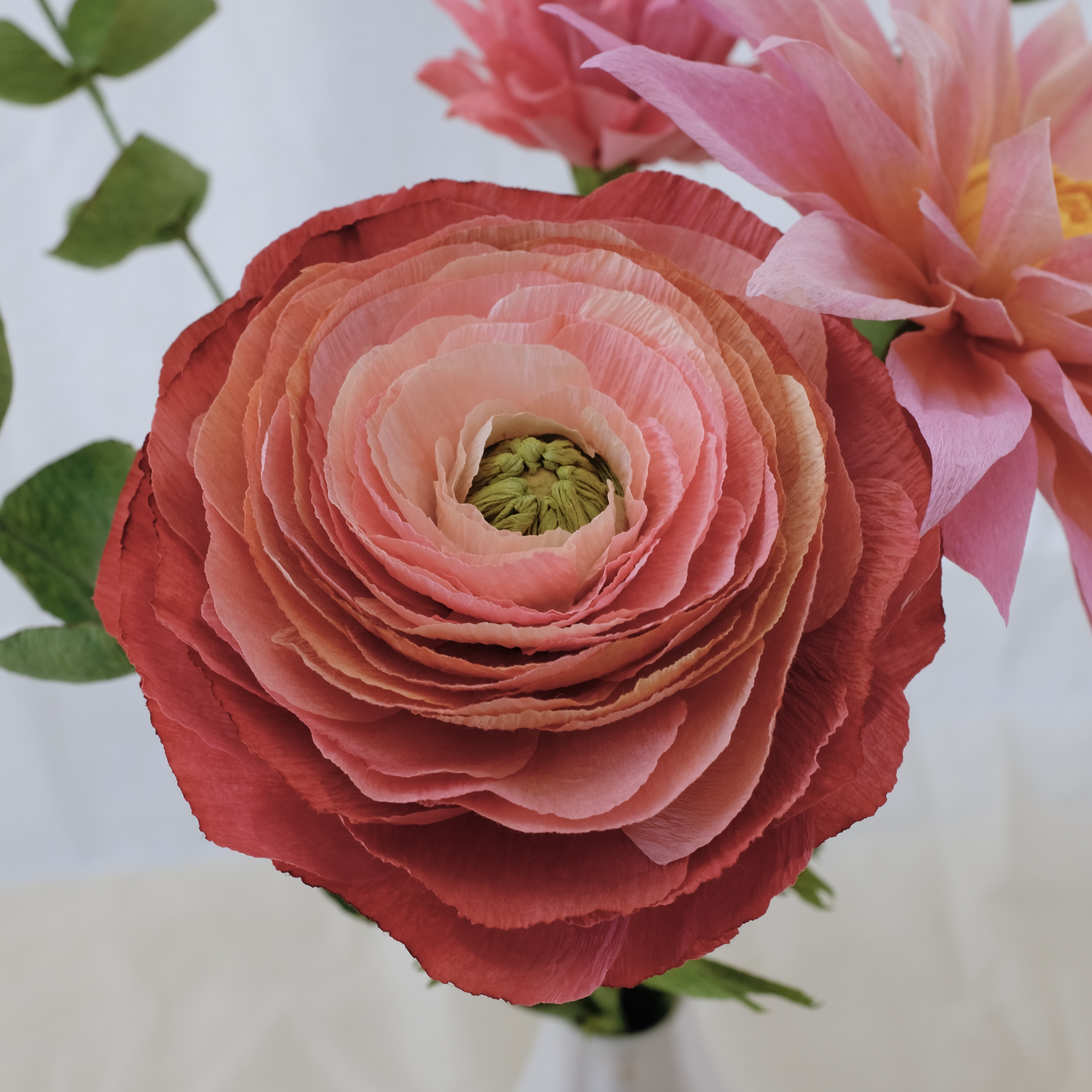 Bouquet de fleurs en papier : dahlia rose dragé, renoncule rose, oeillet rose et trois brins eucalyptus