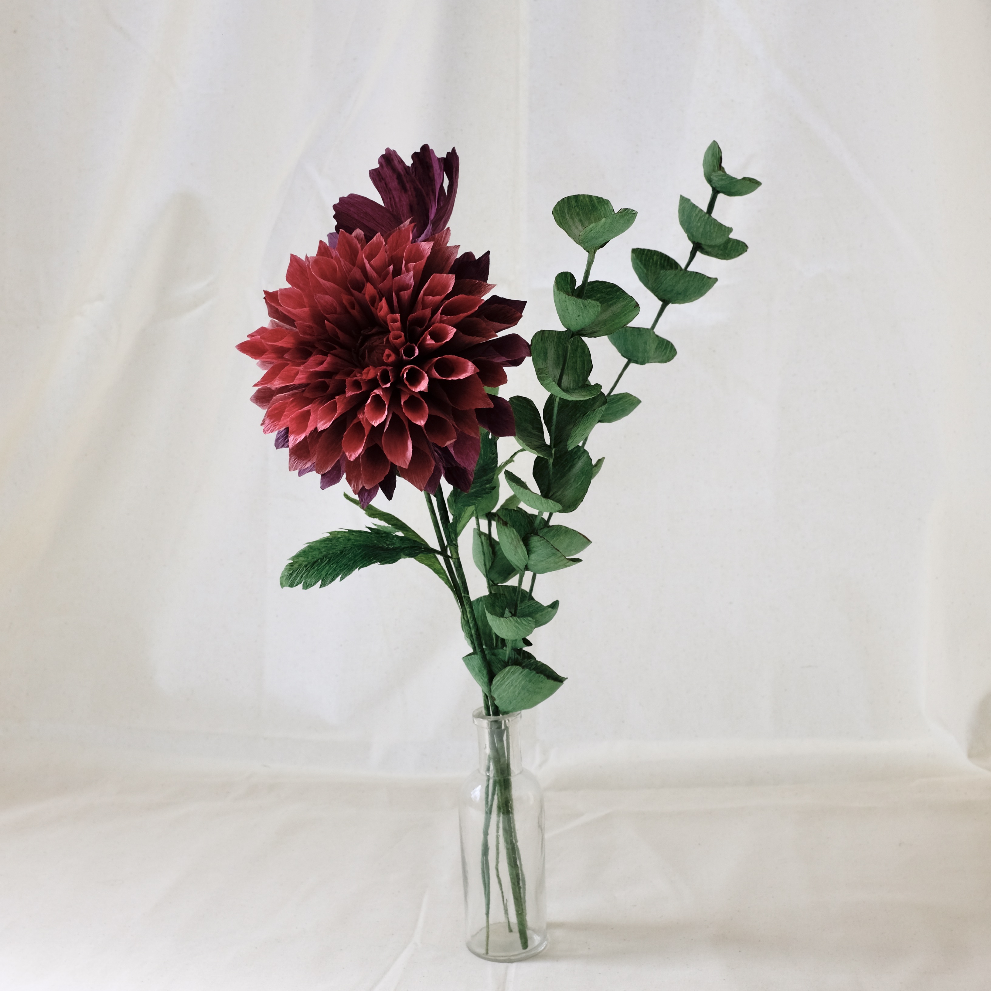 Bouquet de fleurs en papier : dalhia prune dégradé, renoncule prune, cosmos prune et trois brins eucalyptus