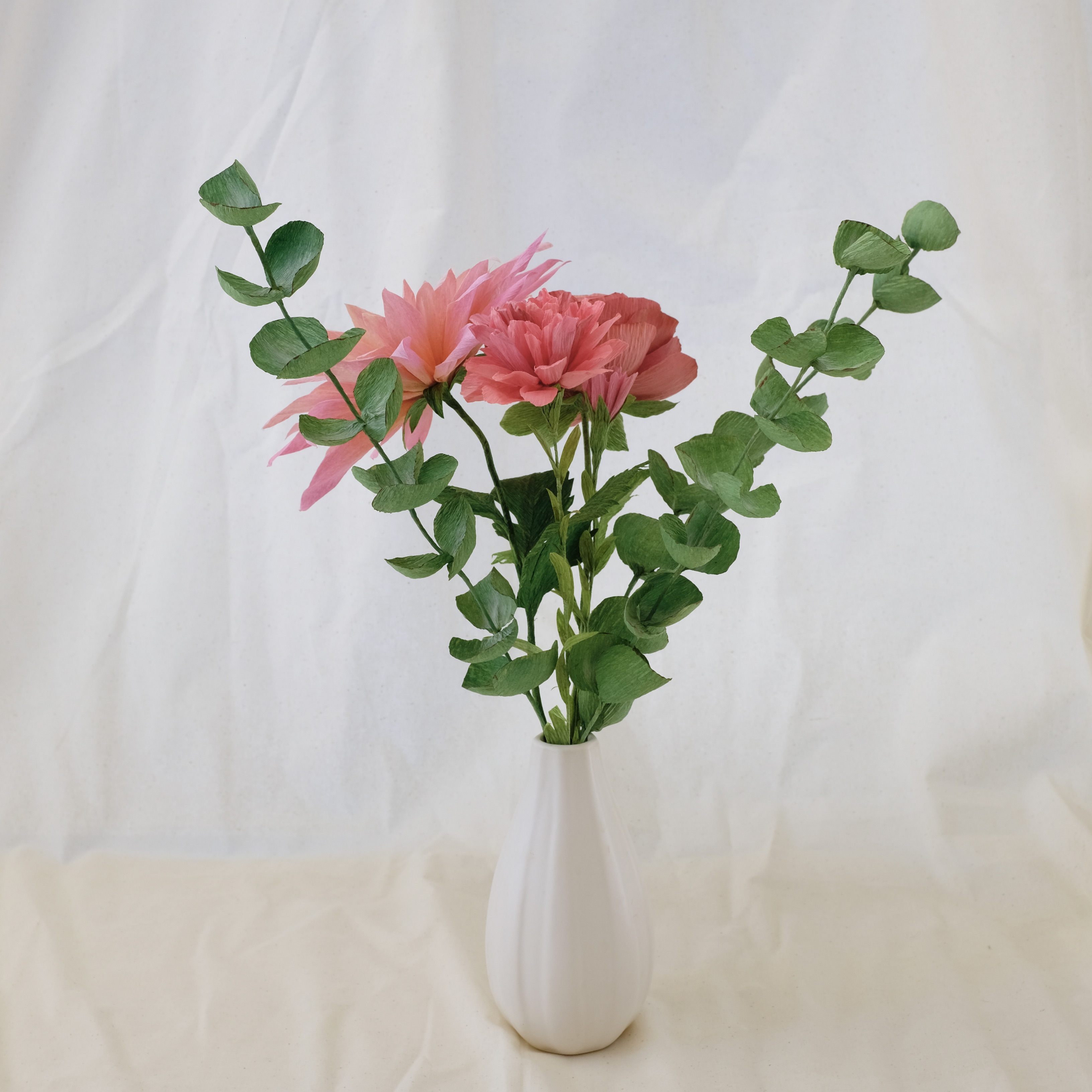 Bouquet de fleurs en papier : dahlia rose dragé, renoncule rose, oeillet rose et trois brins eucalyptus