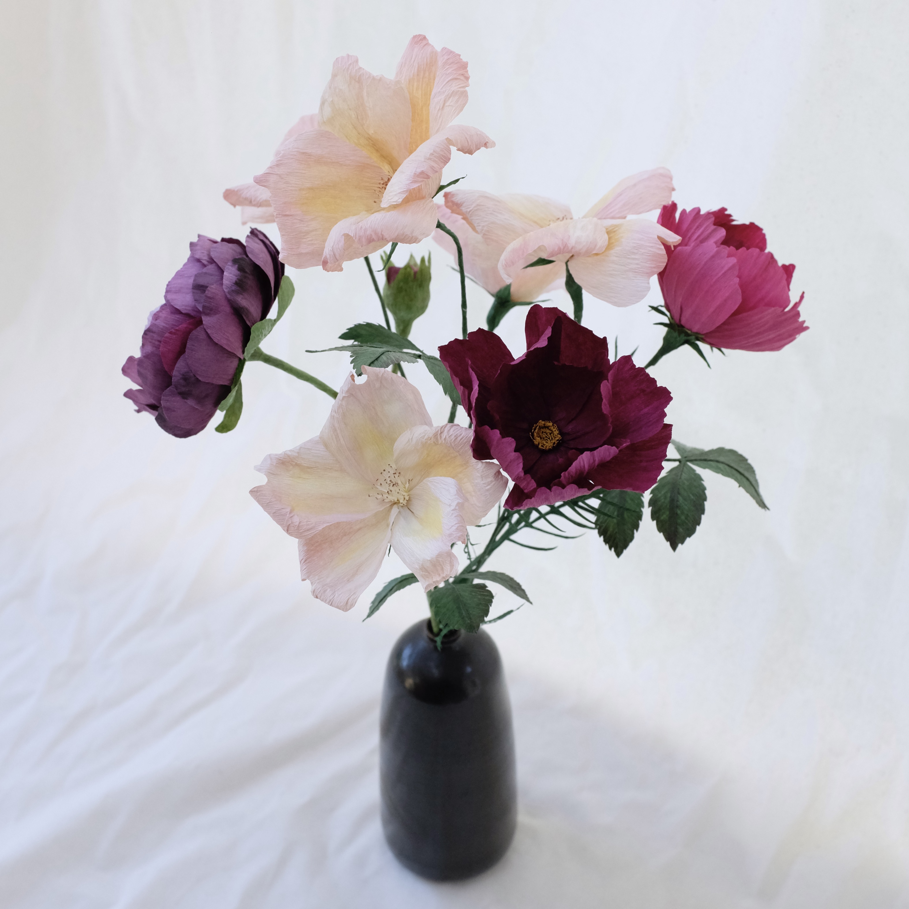 Bouquet de fleurs en papier : renoncule prune, deux cosmos tons prune et framboise, roses sauvages ton vieux rose