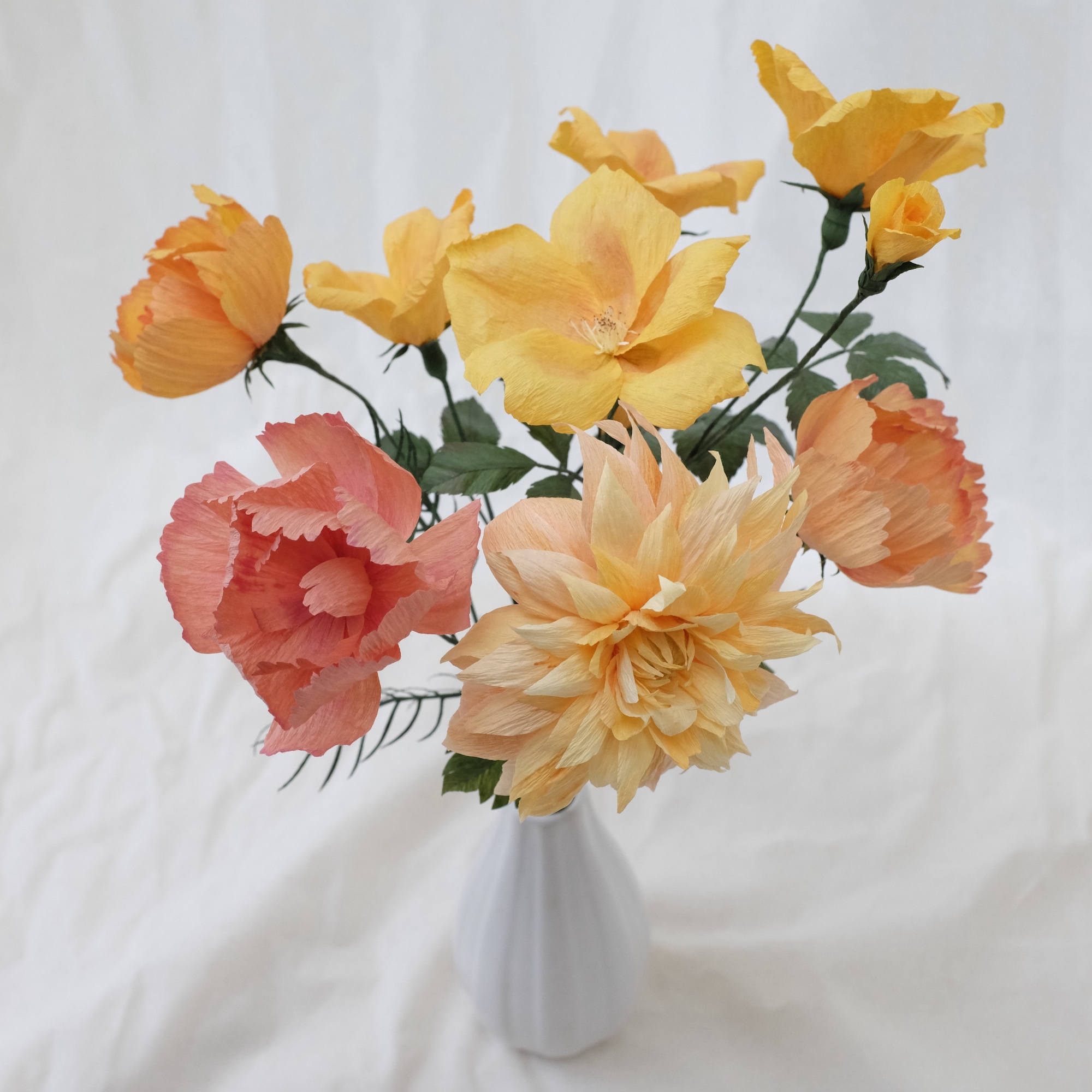 Bouquet de fleurs en papier tons chauds : roses sauvages, dahlia, trois cosmos