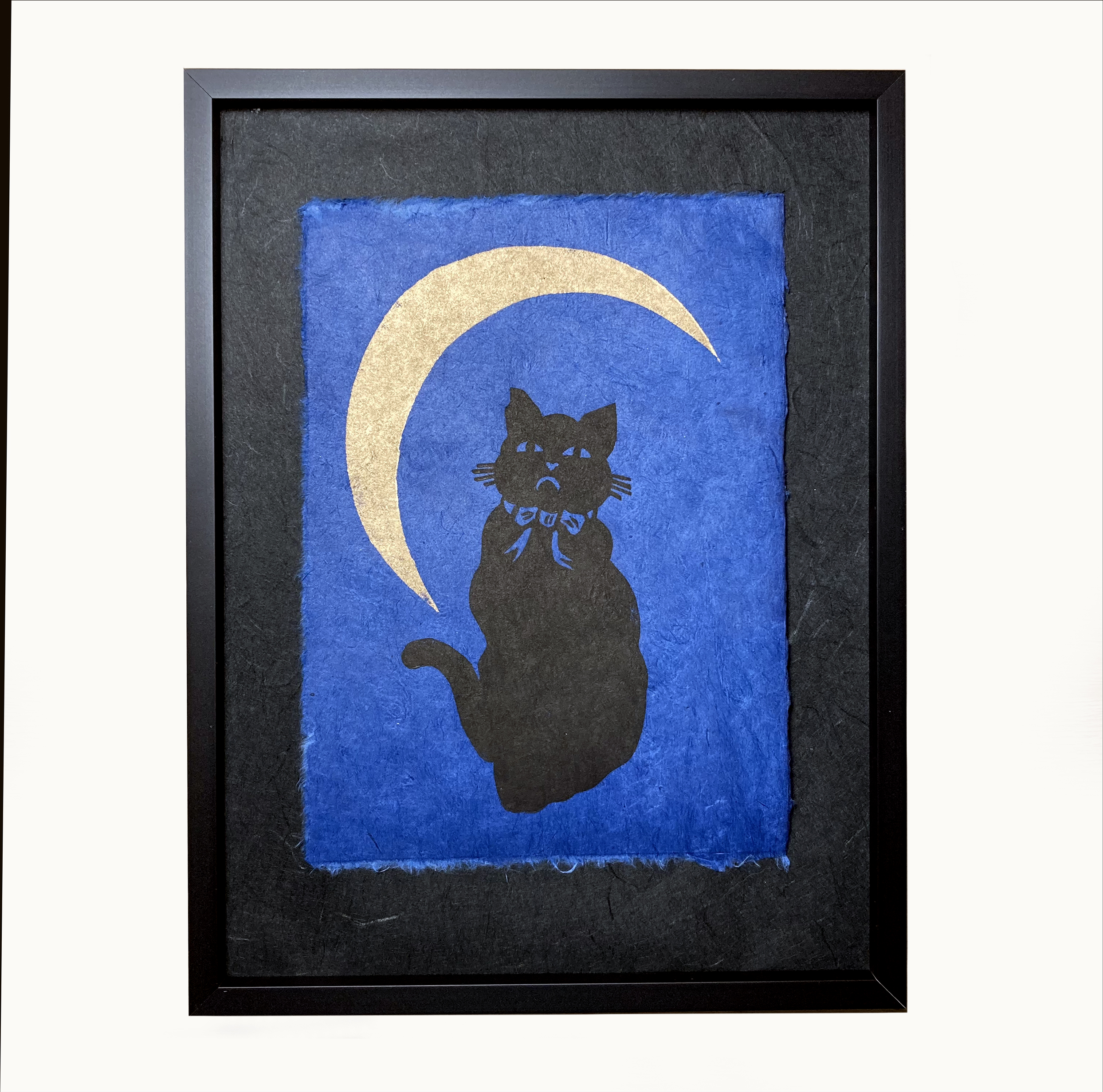 Linogravure le chat boudeur au clair de lune - papier Lokta bleu