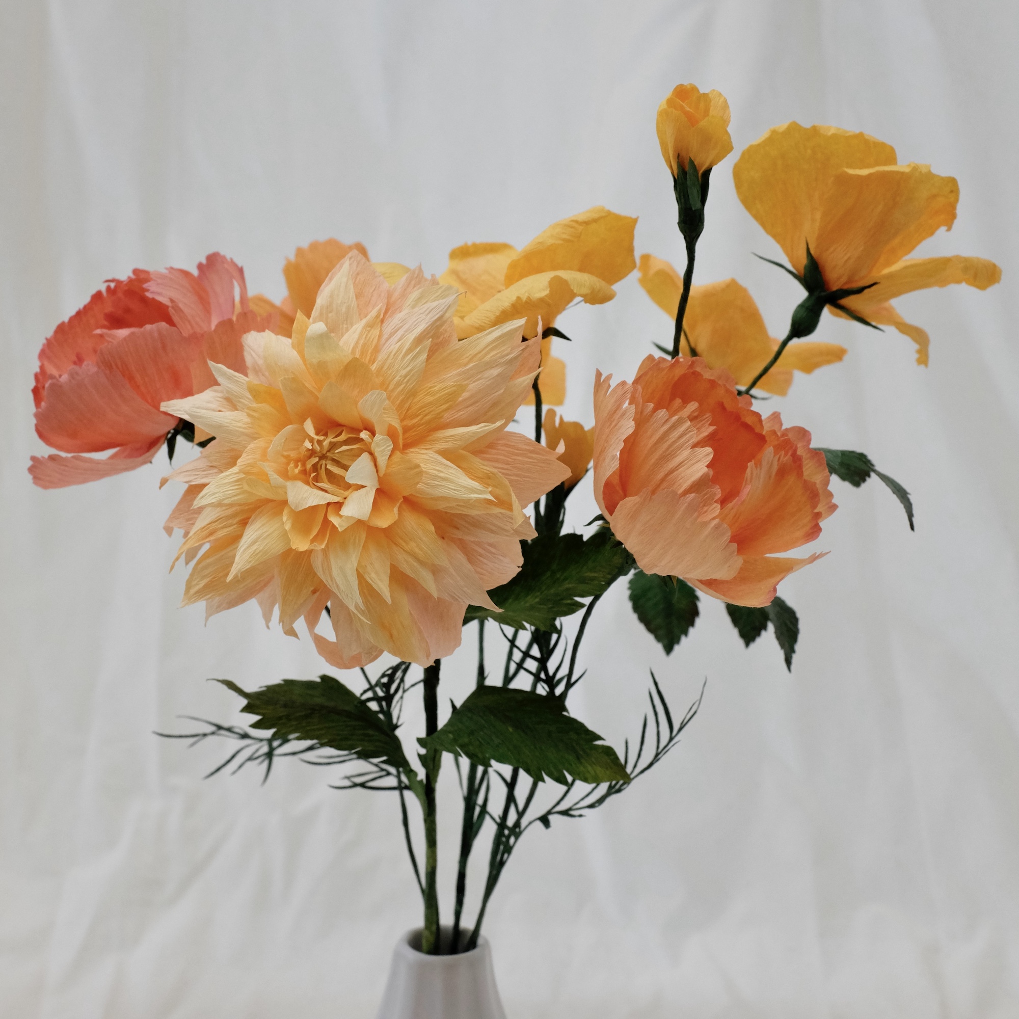 Bouquet de fleurs en papier tons chauds : roses sauvages, dahlia, trois cosmos