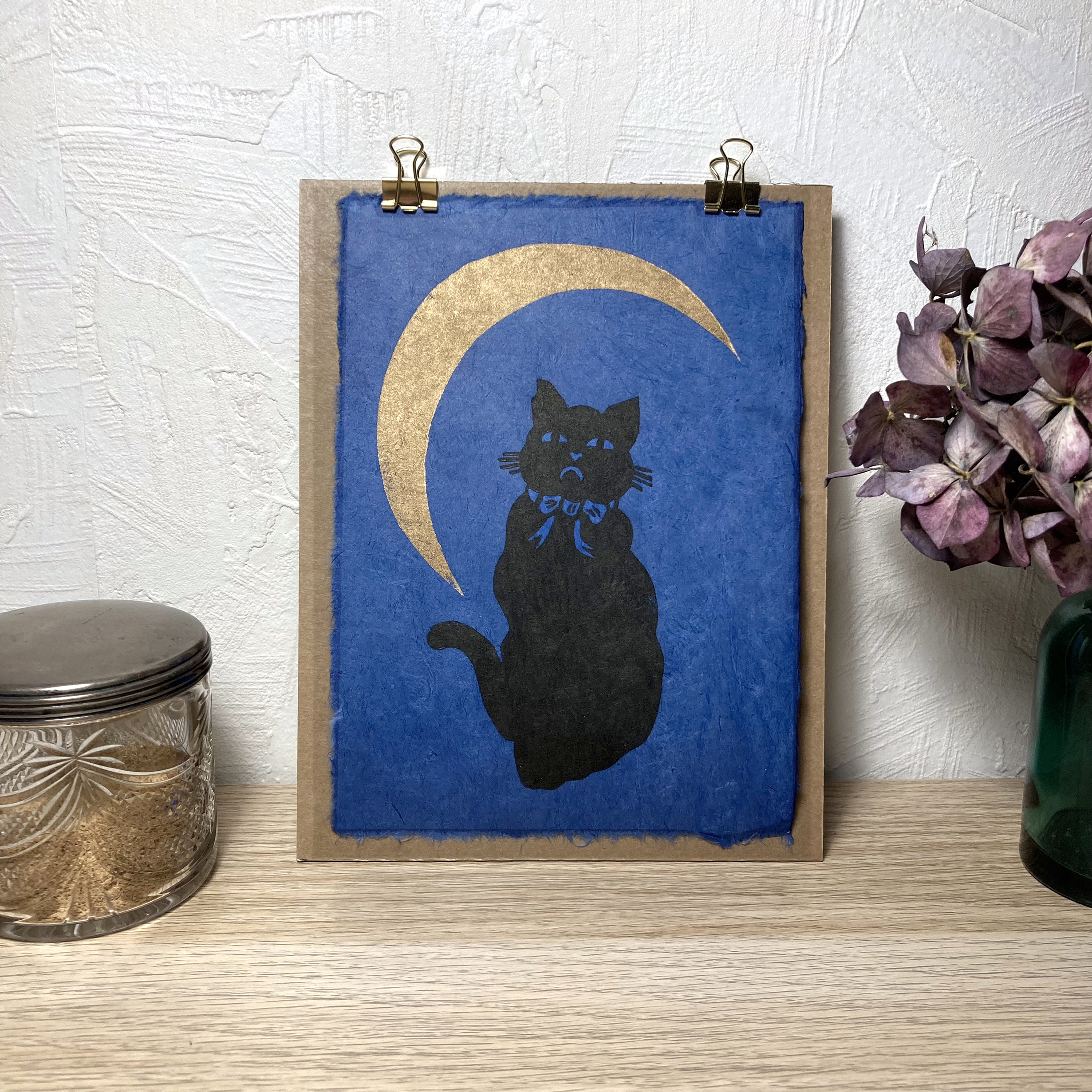 Linogravure le chat boudeur au clair de lune - papier Lokta bleu