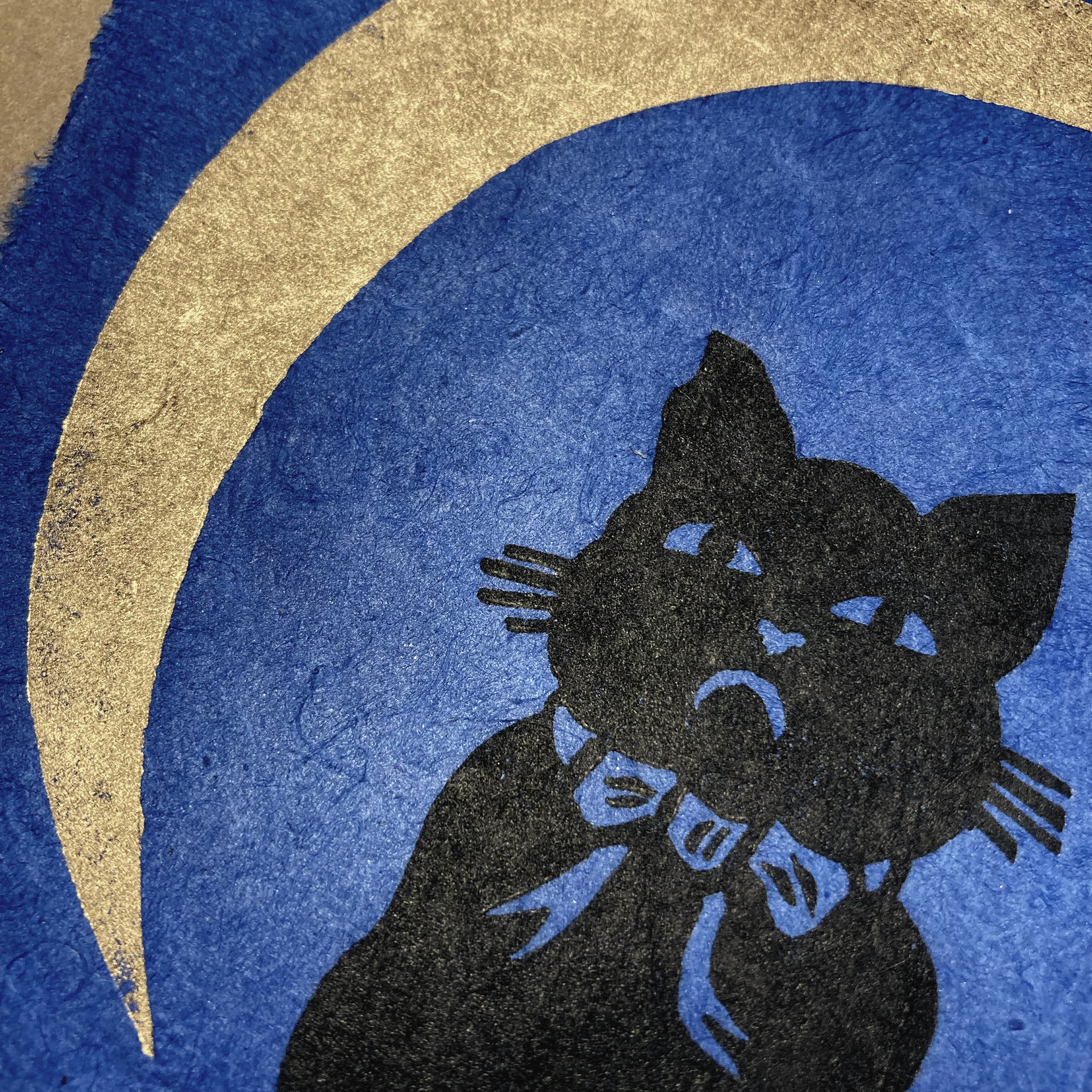 Linogravure le chat boudeur au clair de lune - papier Lokta bleu
