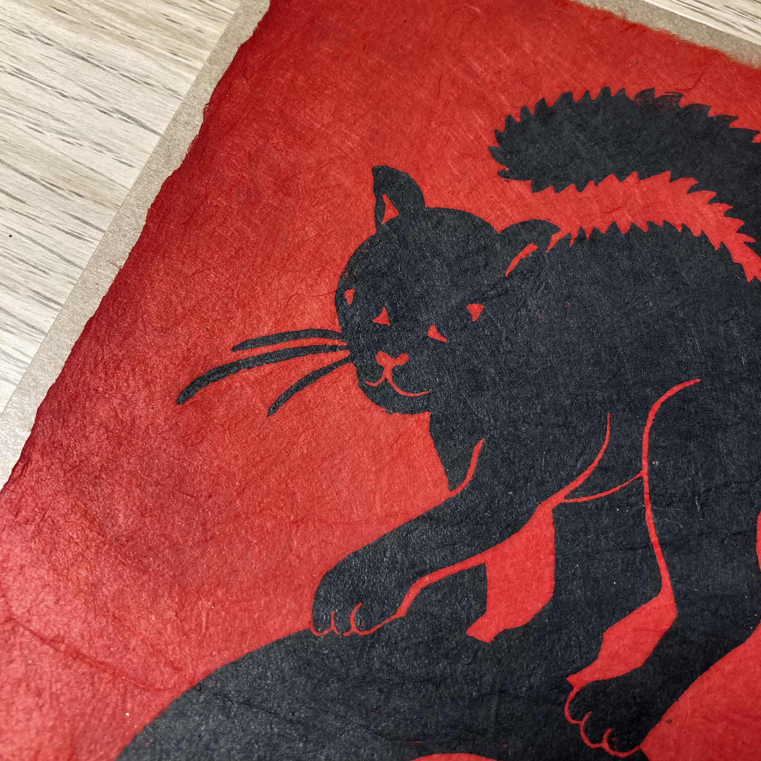 Linogravure chat noir sur boule de snooker numéro 8 - papier Lokta rouge