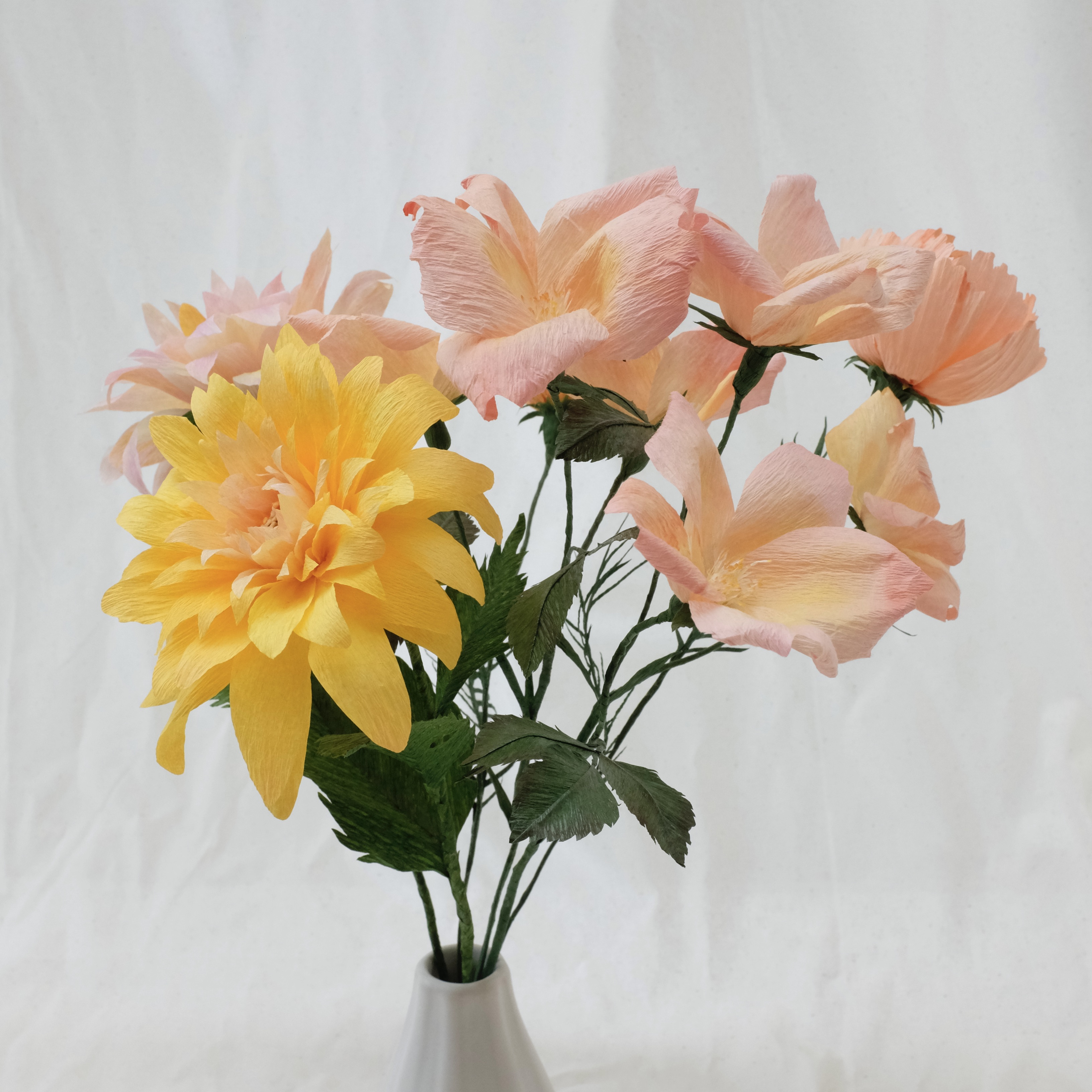 Bouquet de fleurs en papier : deux dahlias (rose / jaune), deux cosmos (rose / jaune), roses sauvages ton rose