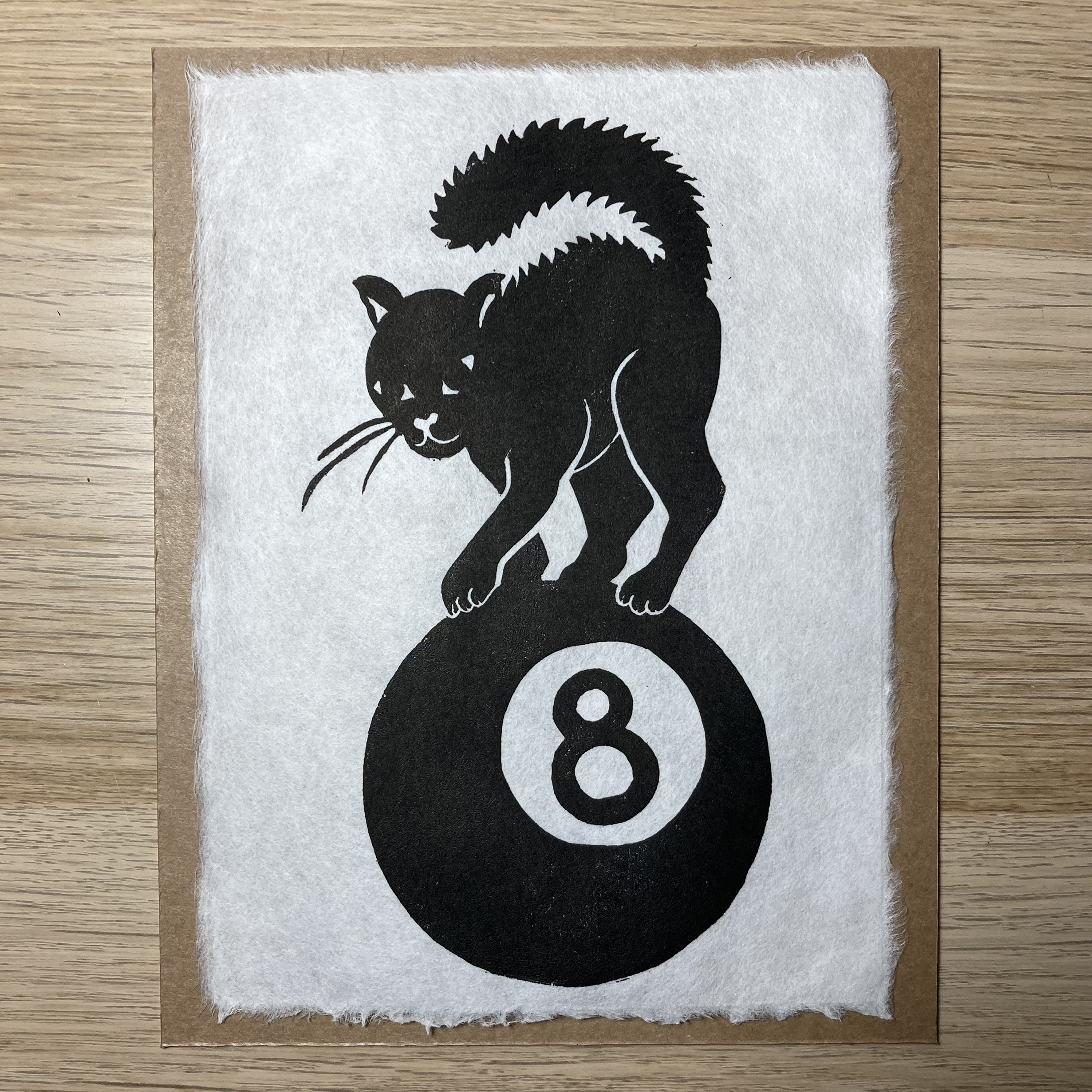 Linogravure chat noir sur boule de snooker numéro 8 - papier simili  Japon 