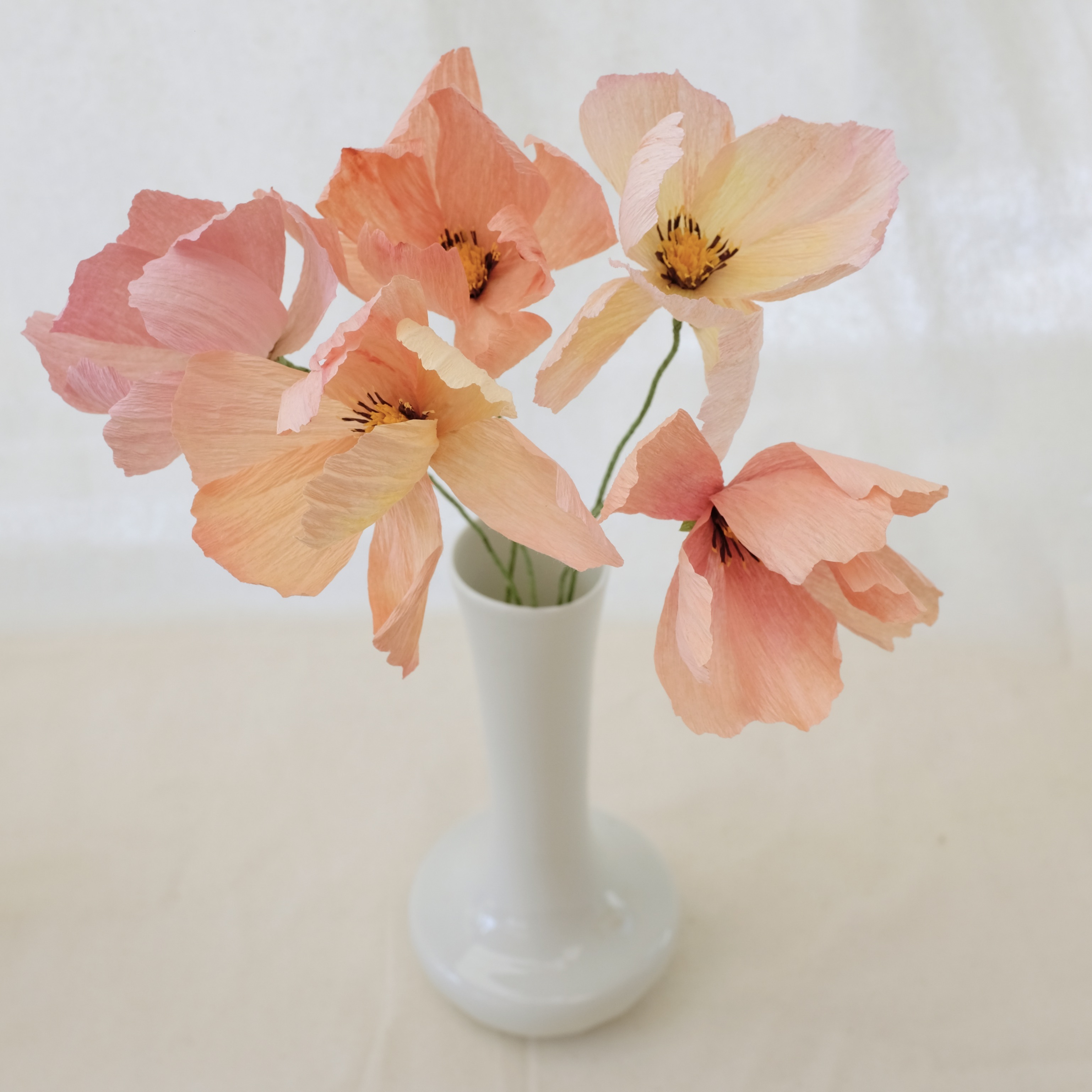 Bouquet de fleurs en papier tons pastels : pivoine blanche, deux dahlias rose poudré, un dahlia crème, cinq cosmos tons pastels