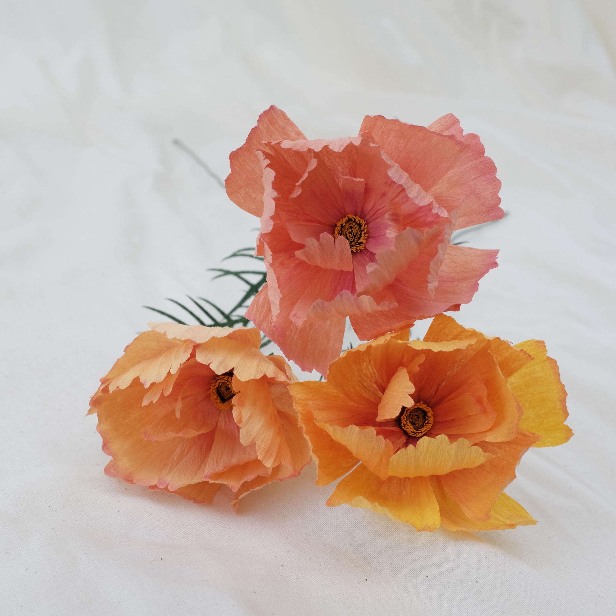 Bouquet de fleurs en papier tons chauds : roses sauvages, dahlia, trois cosmos