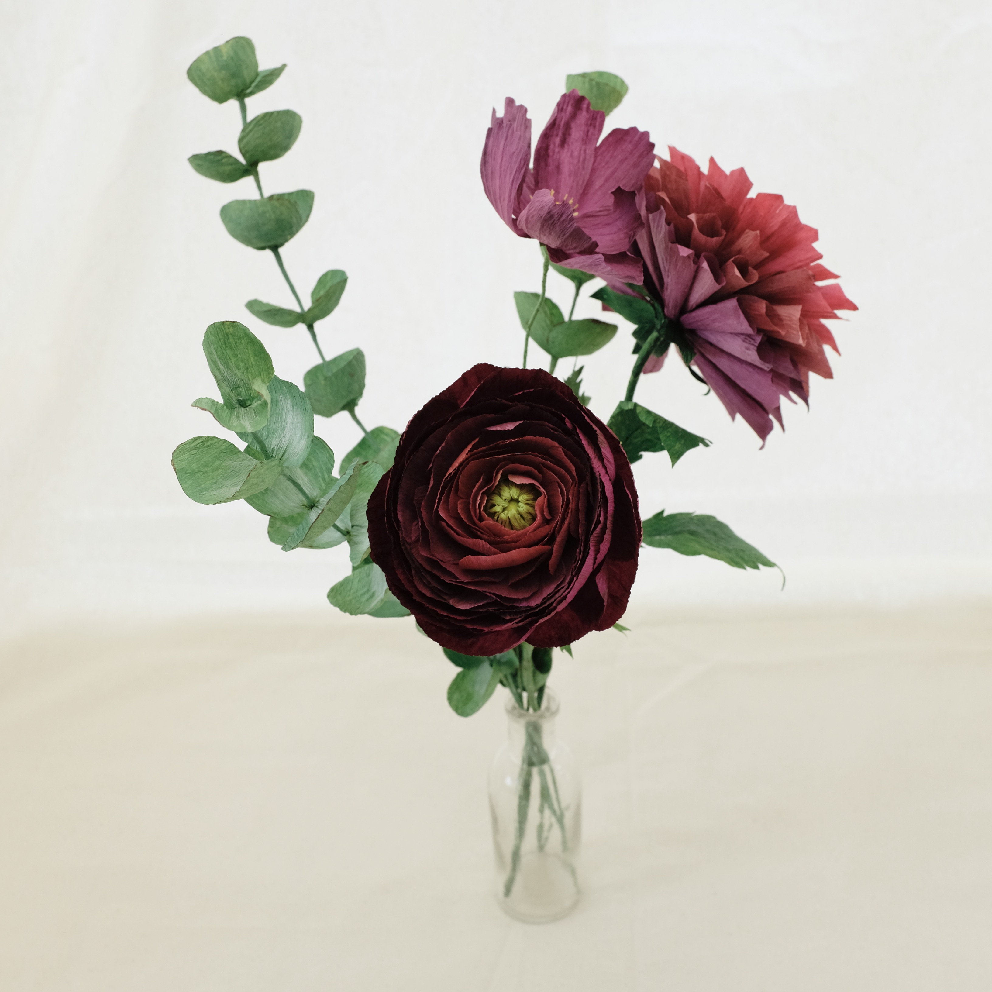 Bouquet de fleurs en papier : dalhia prune dégradé, renoncule prune, cosmos prune et trois brins eucalyptus