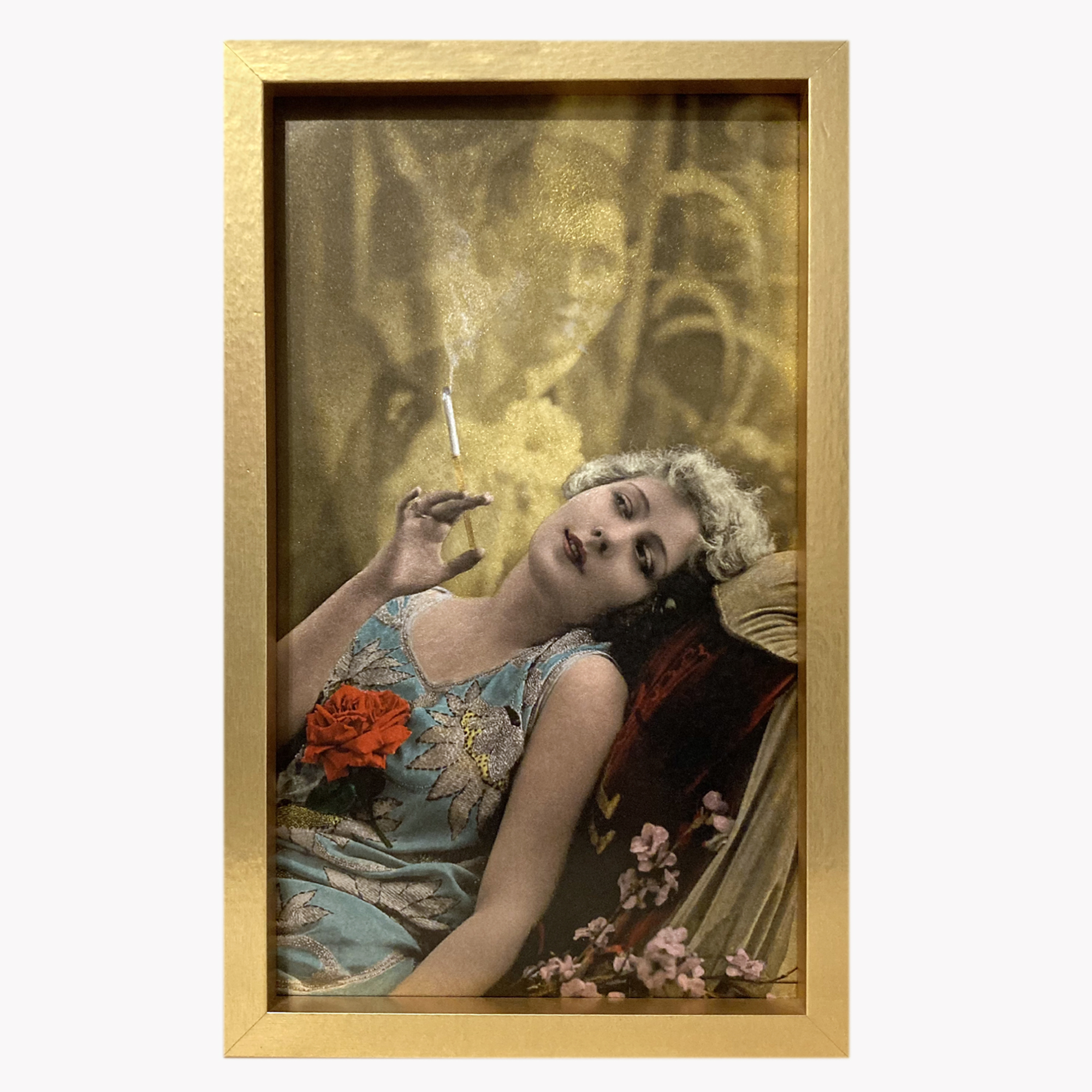 Femme fumant une cigarette