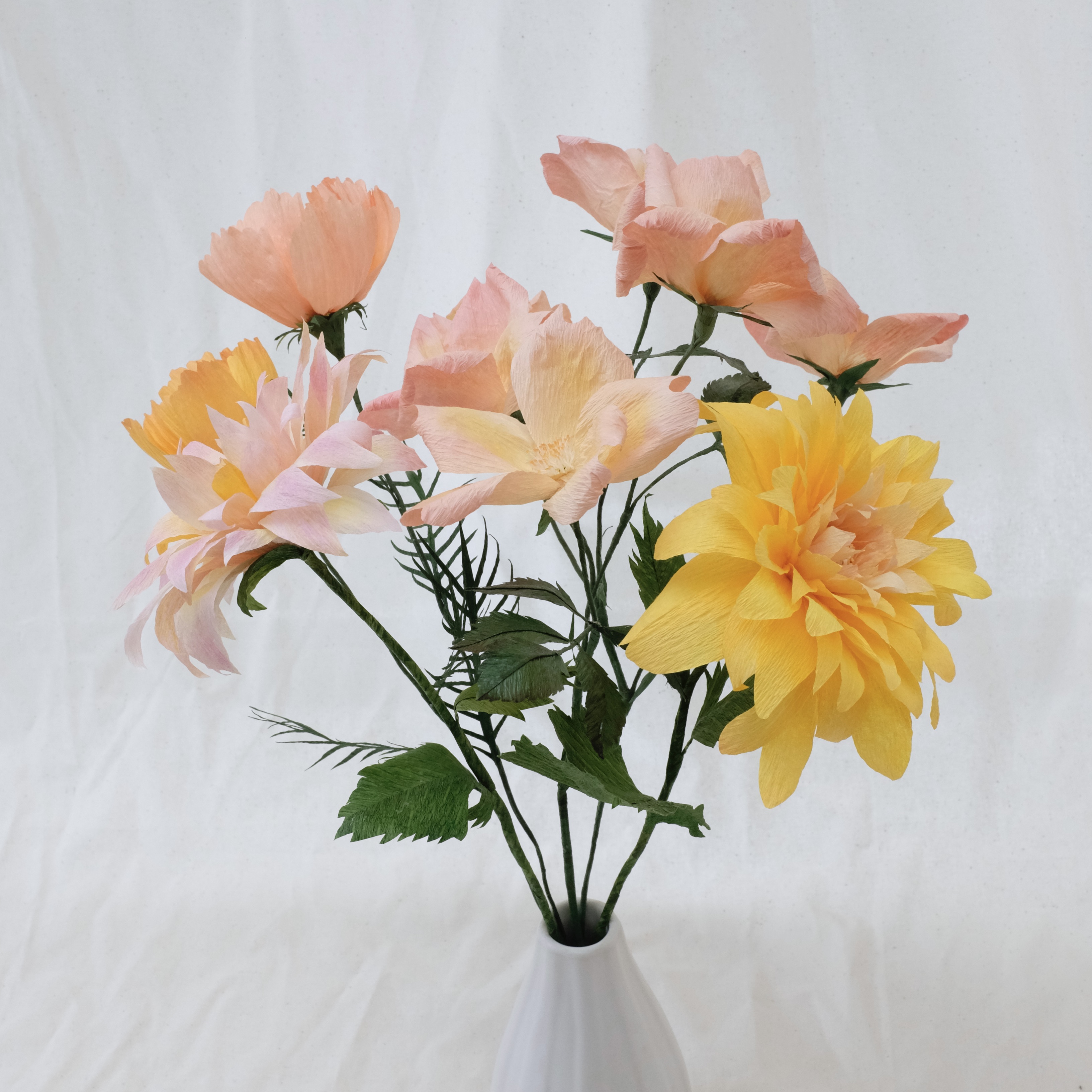 Bouquet de fleurs en papier : deux dahlias (rose / jaune), deux cosmos (rose / jaune), roses sauvages ton rose
