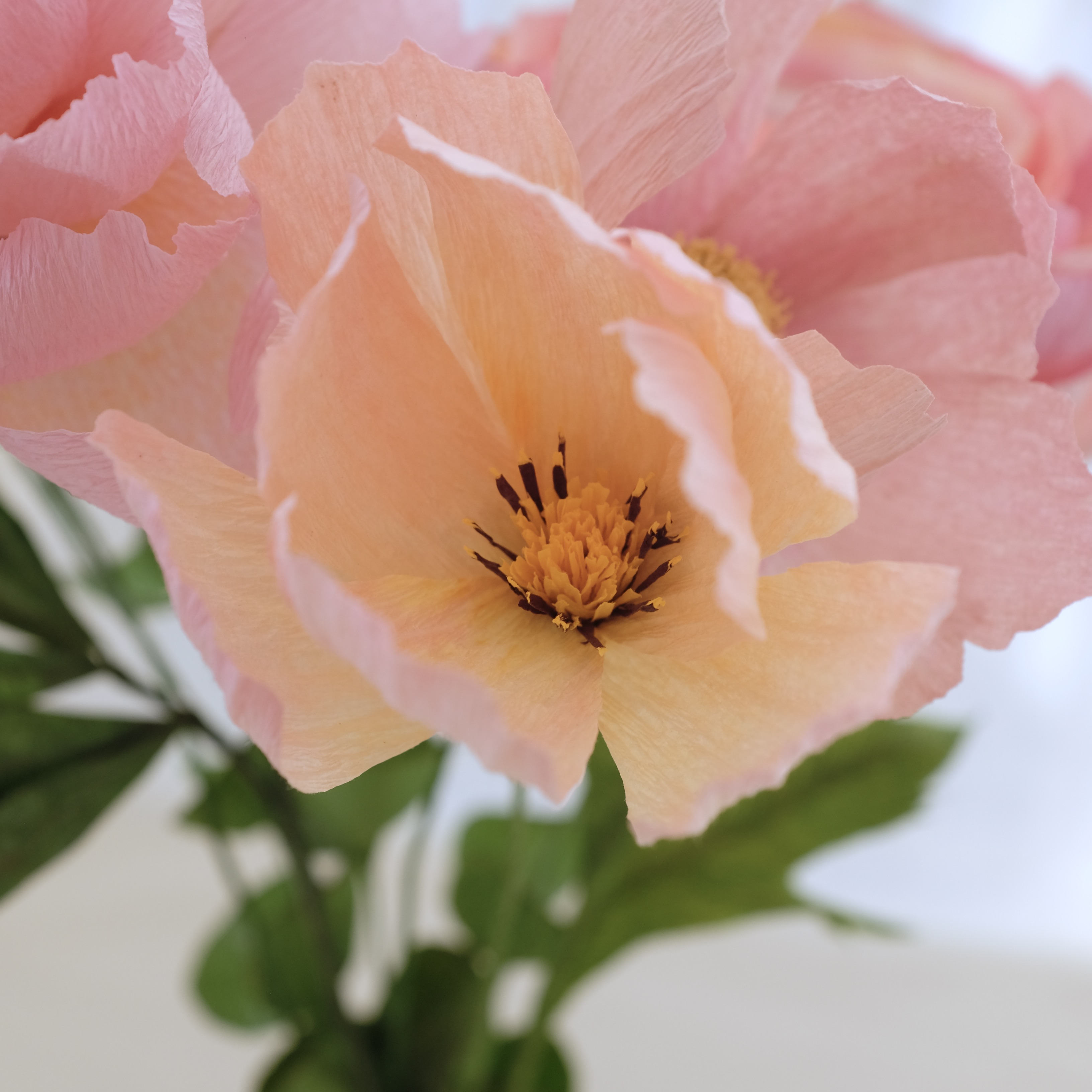 Bouquet de fleurs en papier : pivoine rose tendre, renoncule rose, trois cosmos roses et trois brins eucalyptus
