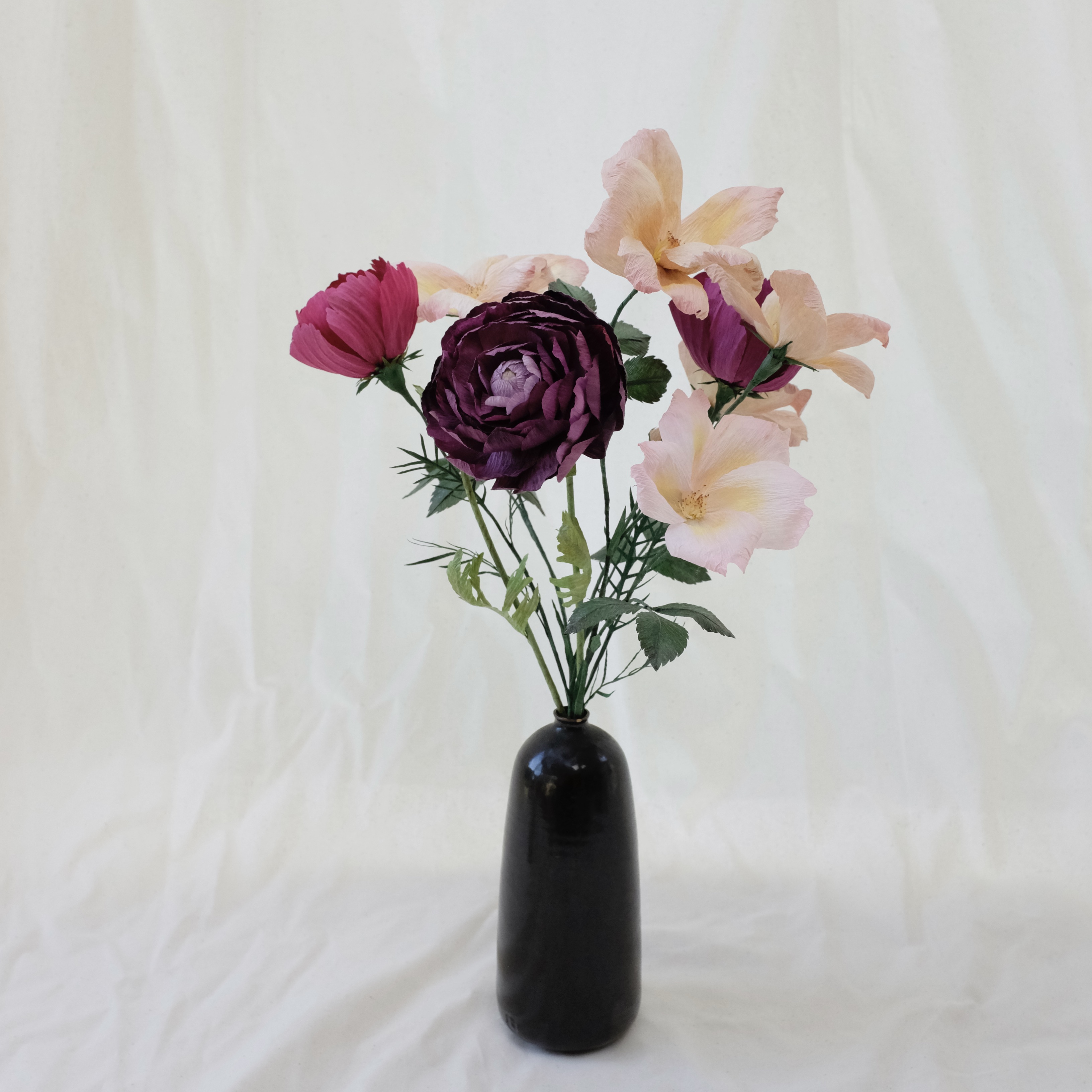 Bouquet de fleurs en papier : renoncule prune, deux cosmos tons prune et framboise, roses sauvages ton vieux rose