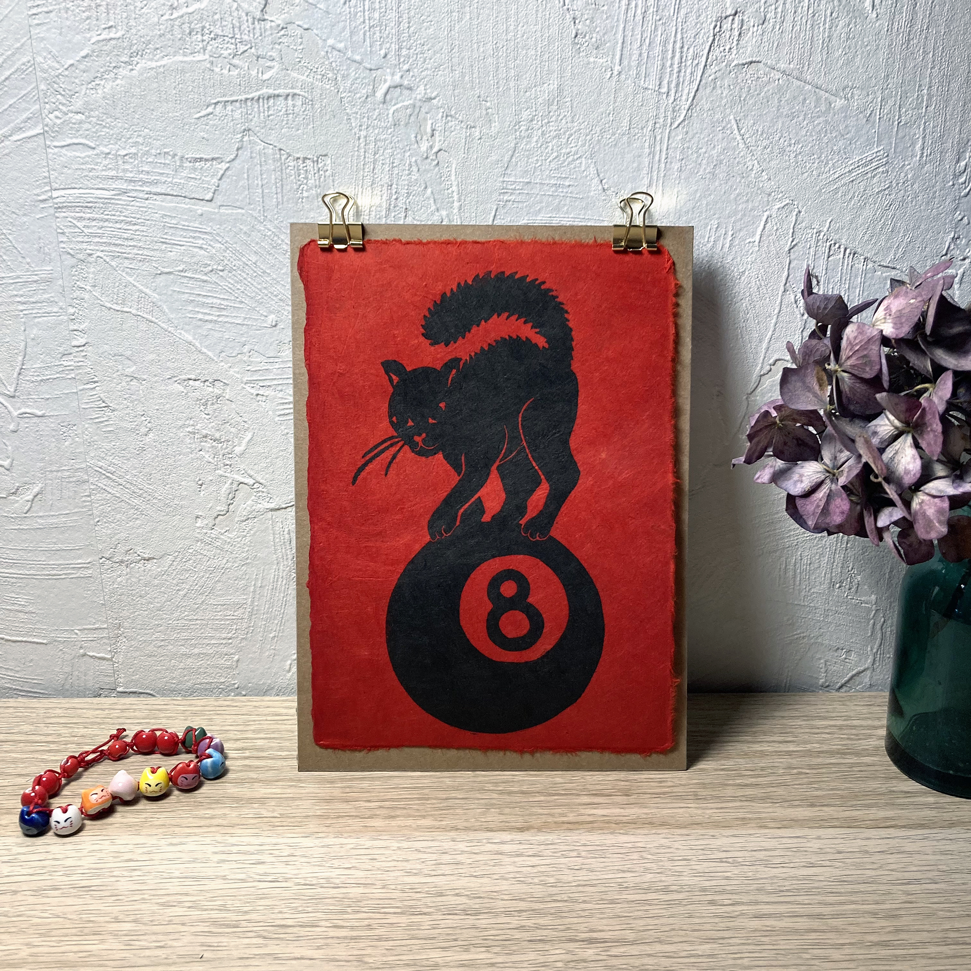 Linogravure chat noir sur boule de snooker numéro 8 - papier Lokta rouge