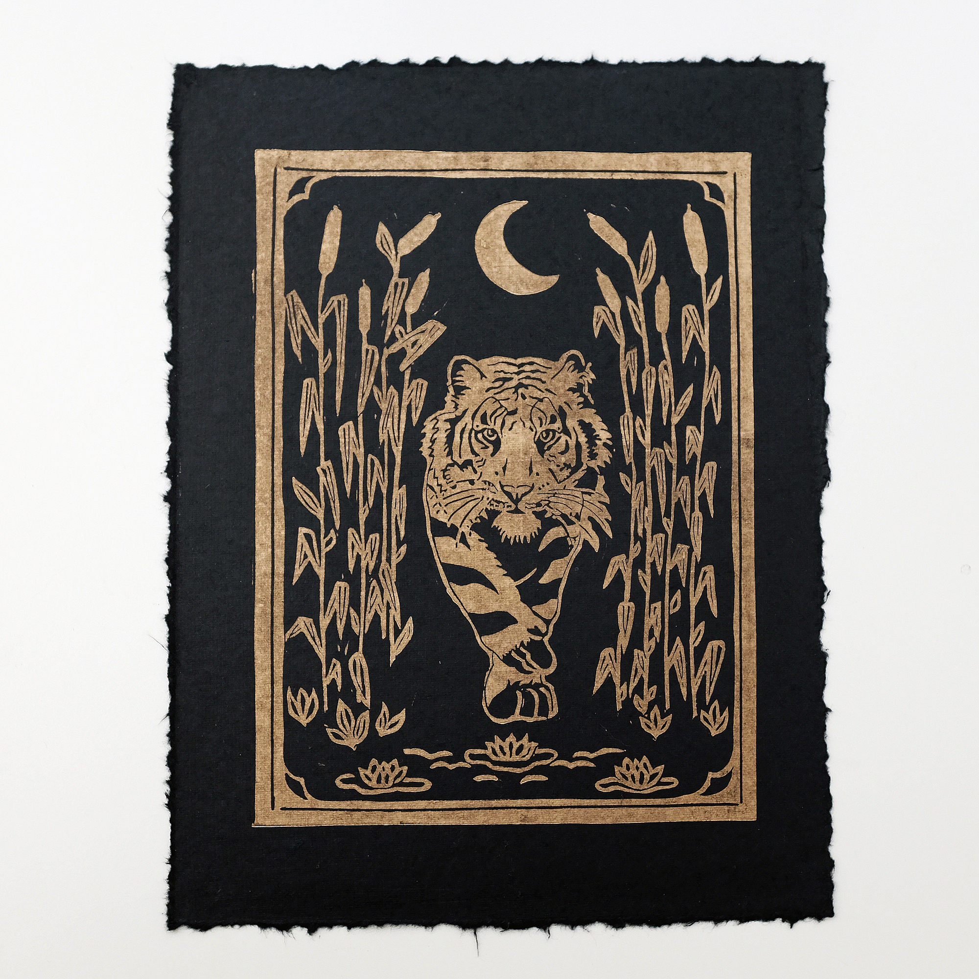 Linogravure Le tigre aux roseaux, doré & noir