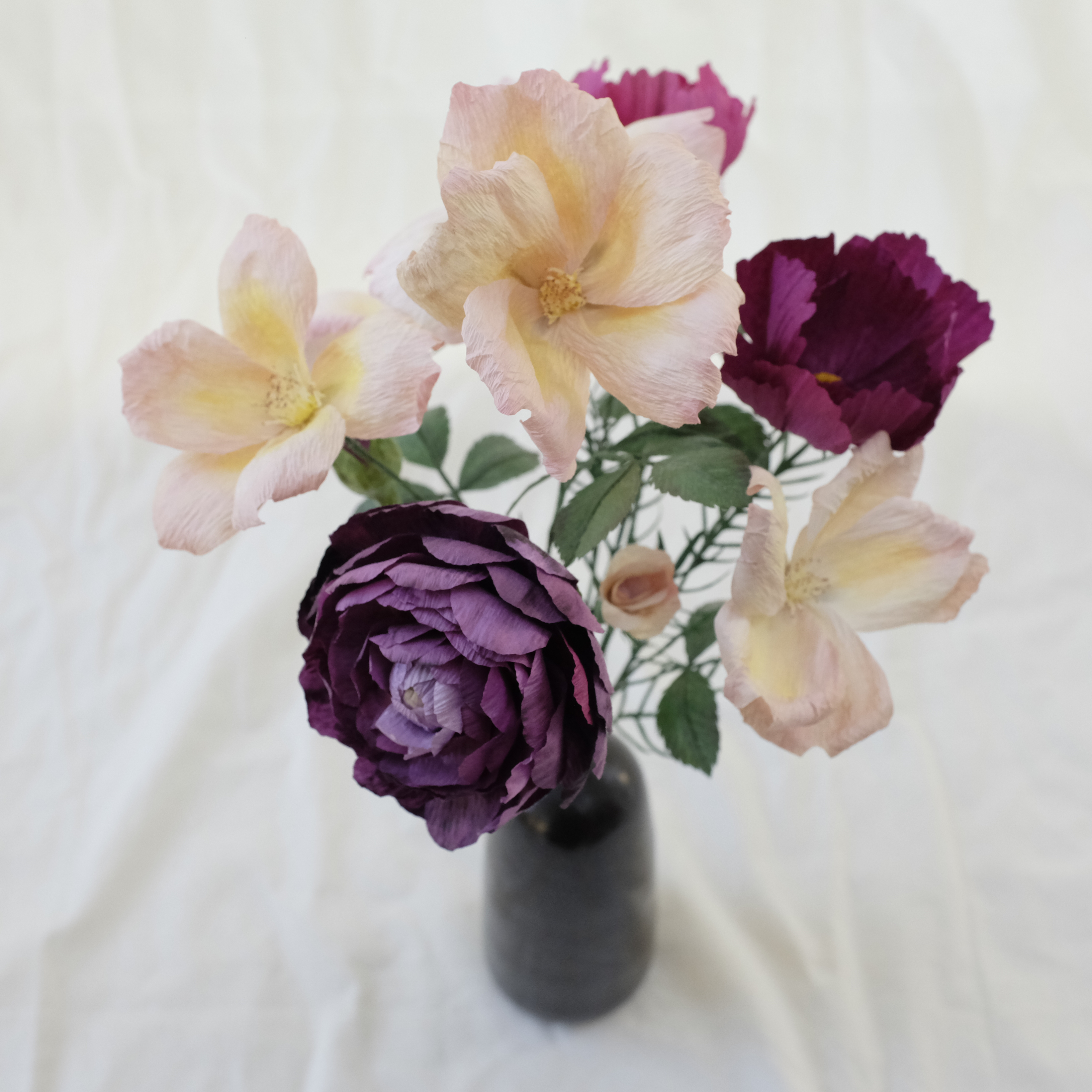 Bouquet de fleurs en papier : renoncule prune, deux cosmos tons prune et framboise, roses sauvages ton vieux rose