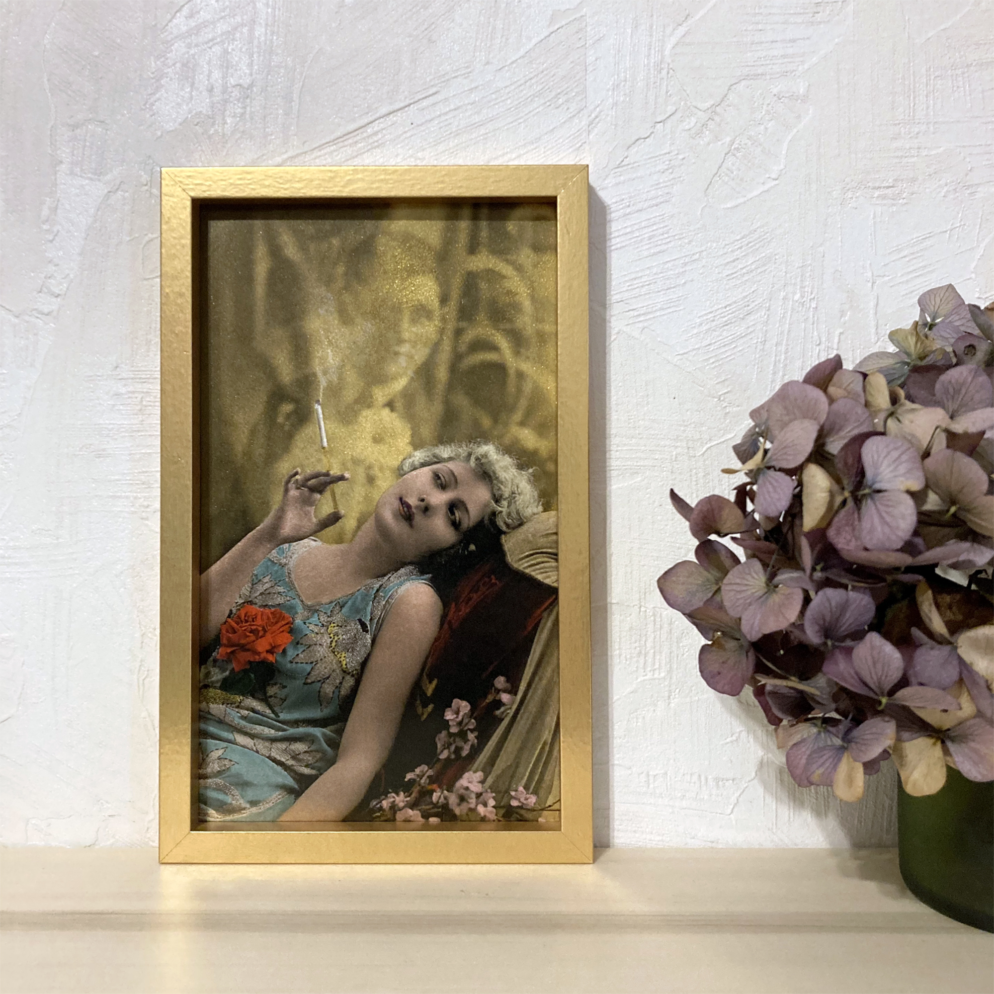 Femme fumant une cigarette