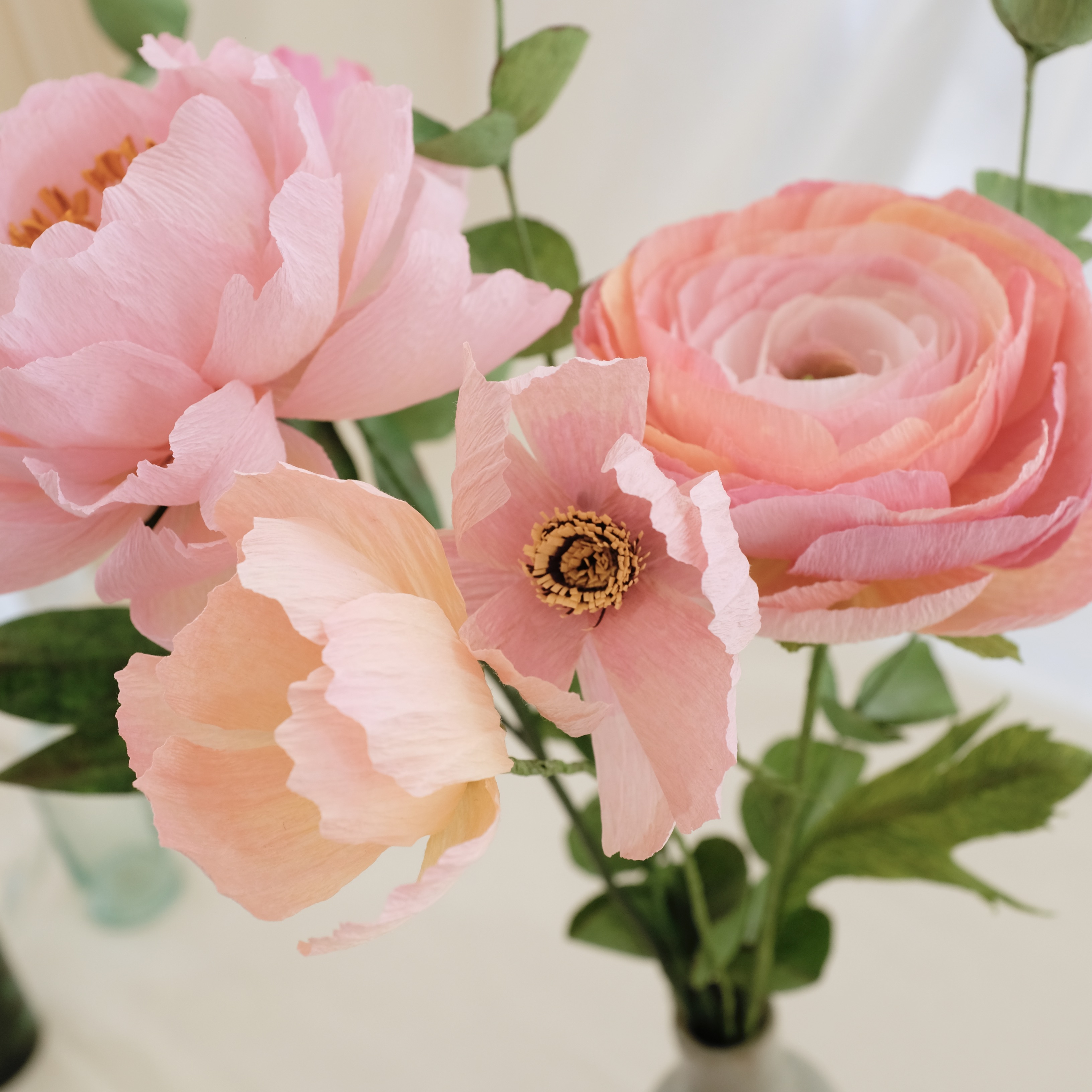 Bouquet de fleurs en papier : pivoine rose tendre, renoncule rose, trois cosmos roses et trois brins eucalyptus