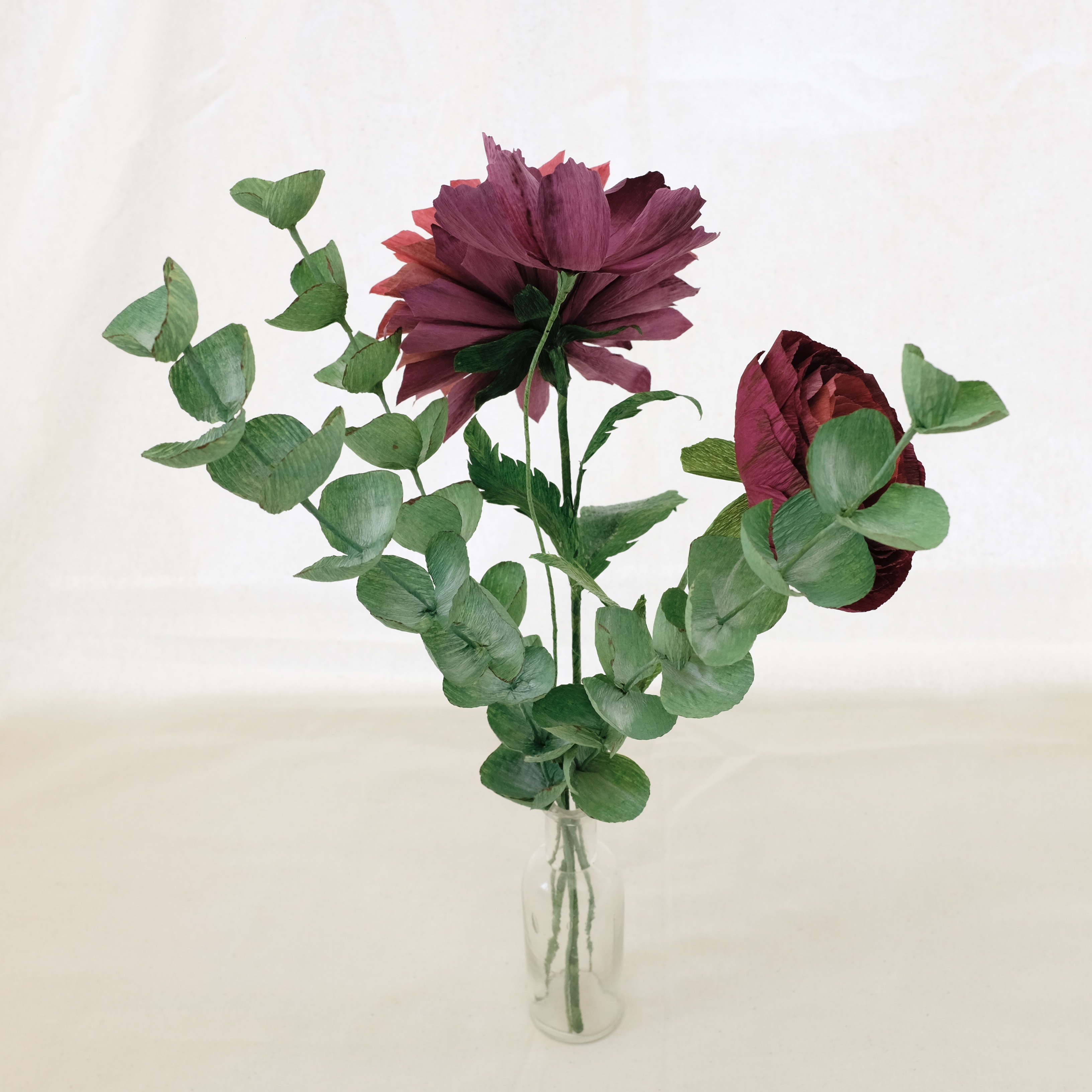 Bouquet de fleurs en papier : dalhia prune dégradé, renoncule prune, cosmos prune et trois brins eucalyptus