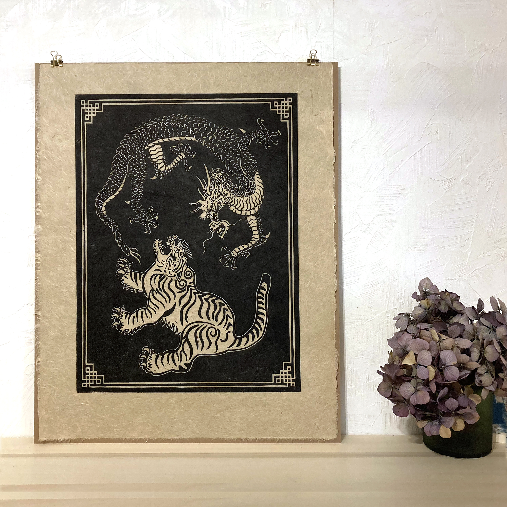 Linogravure « Le combat du tigre et du dragon »