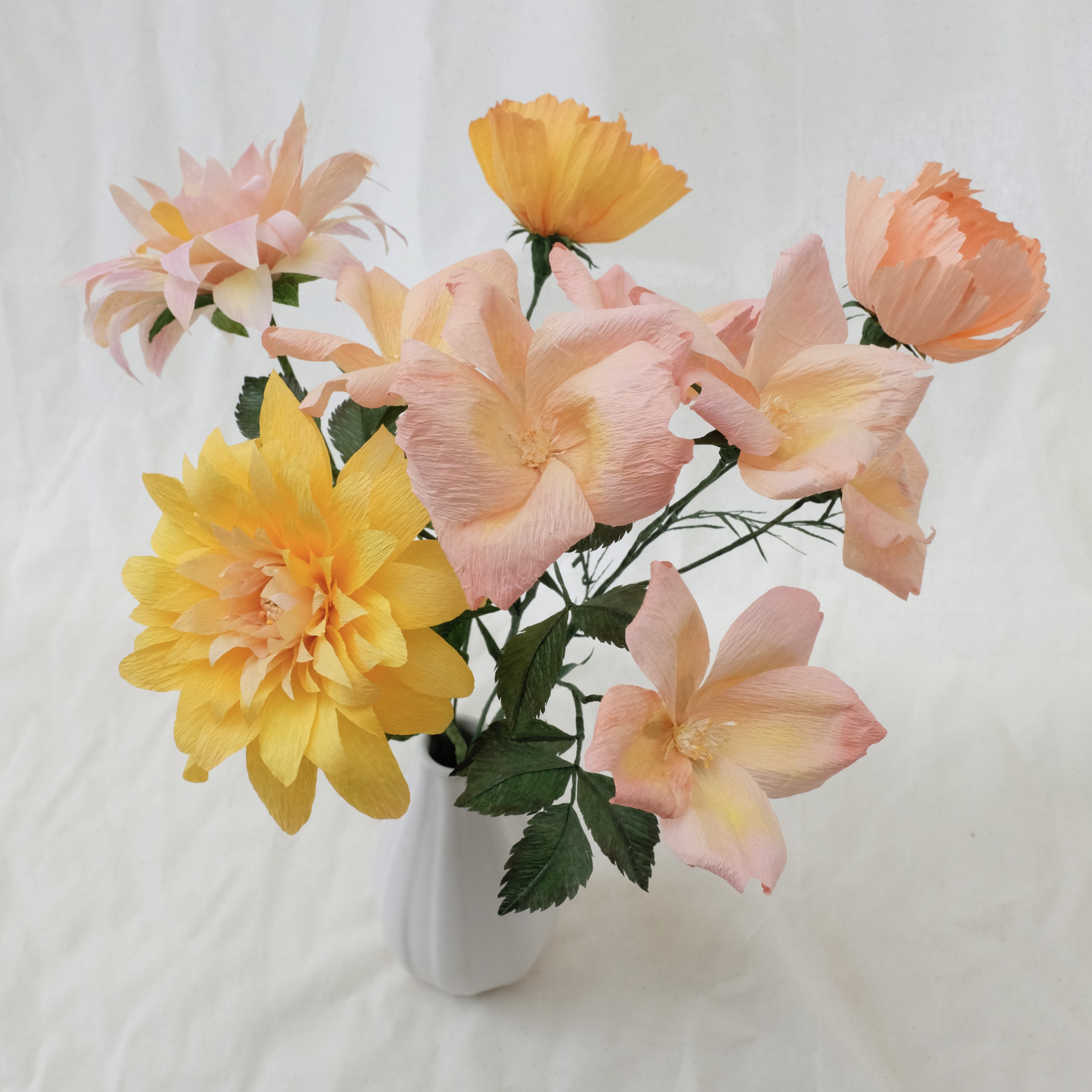 Bouquet de fleurs en papier : deux dahlias (rose / jaune), deux cosmos (rose / jaune), roses sauvages ton rose